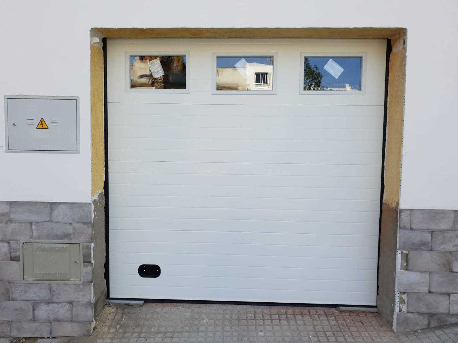 Puerta de garaje con ventanas
