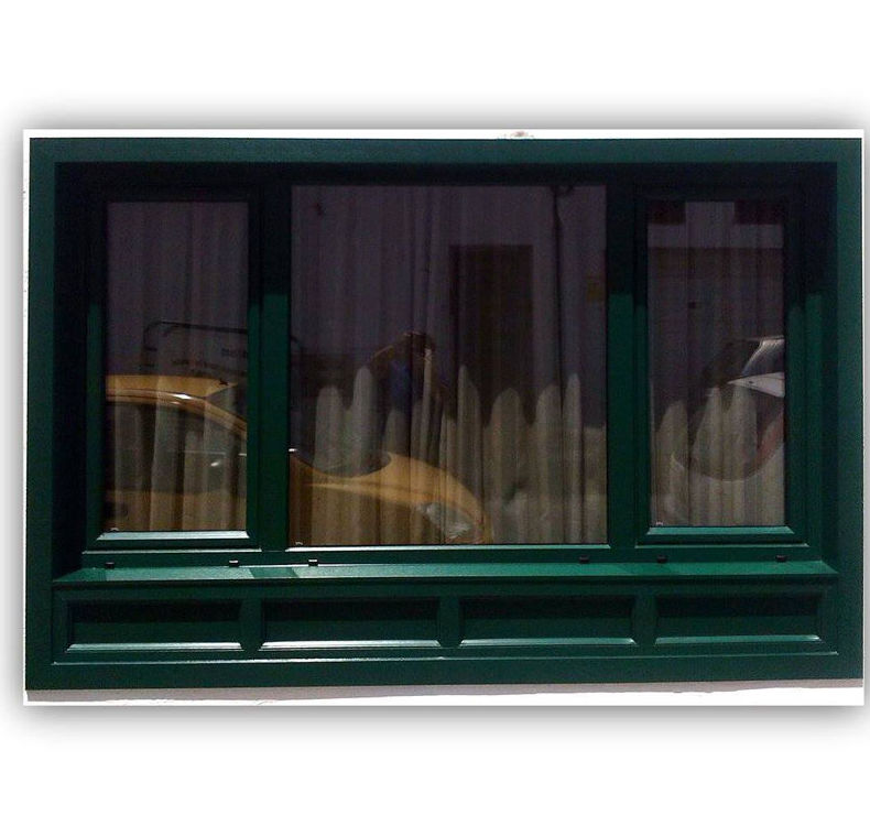Ventana en PVC con faldón en color verde exterior y roble dorado en el interior