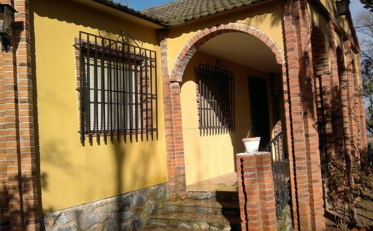 Chalet en Villafranca de los Caballeros: Inmuebles Urbanos de ANTONIO ARAGONÉS DÍAZ PAVÓN Chalet en Villafranca de los Caballeros: Inmuebles Urbanos de ANTONIO ARAGONÉS DÍAZ PAVÓN