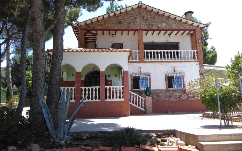 Venta de chalet en la sierra de Puerto Lapice: Inmuebles Urbanos de ANTONIO ARAGONÉS DÍAZ PAVÓN Venta de chalet en la sierra de Puerto Lapice: Inmuebles Urbanos de ANTONIO ARAGONÉS DÍAZ PAVÓN