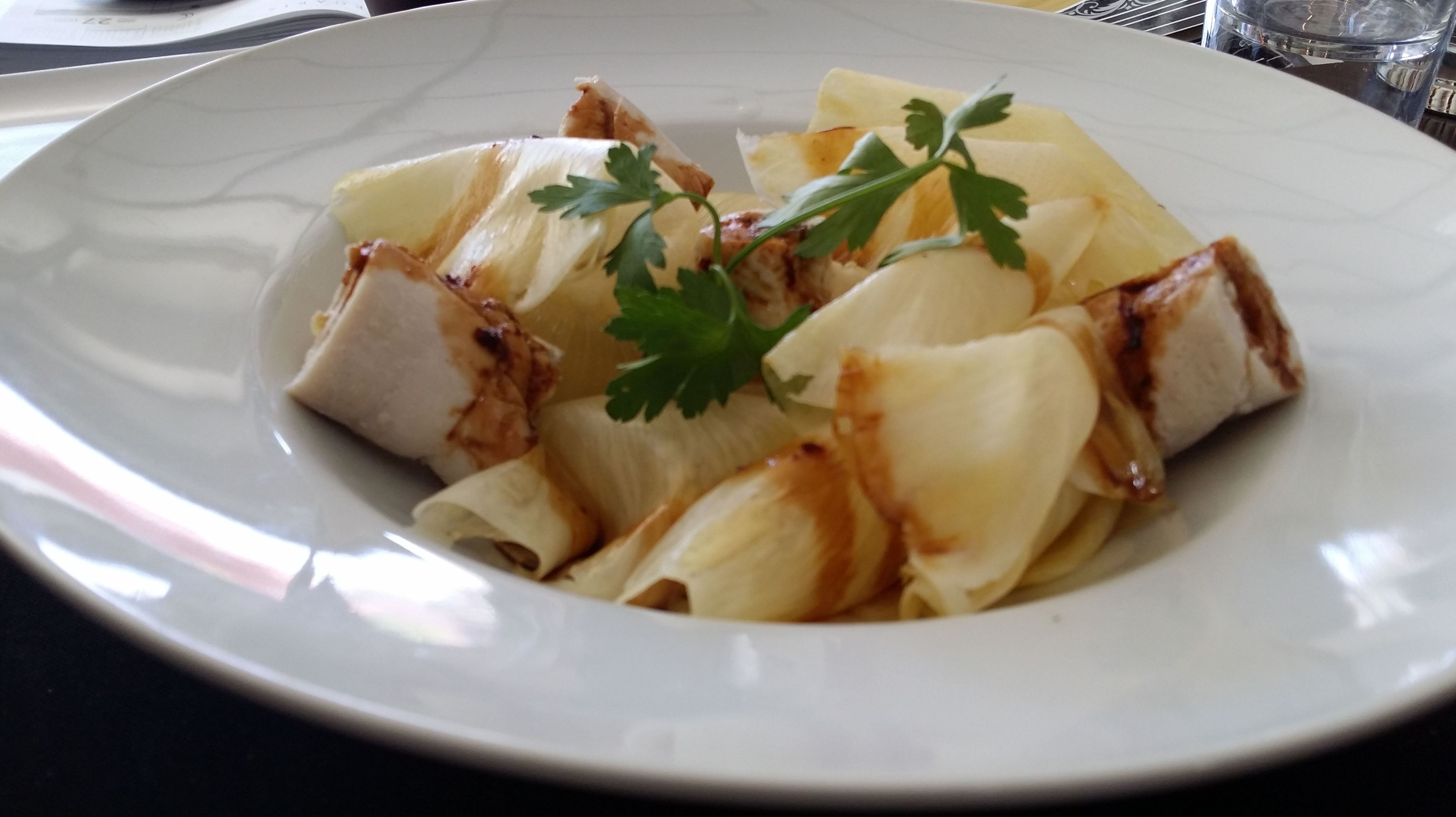 Rollitos de pollo al curry con carpaccio de piña Rollitos de pollo al curry con carpaccio de piña