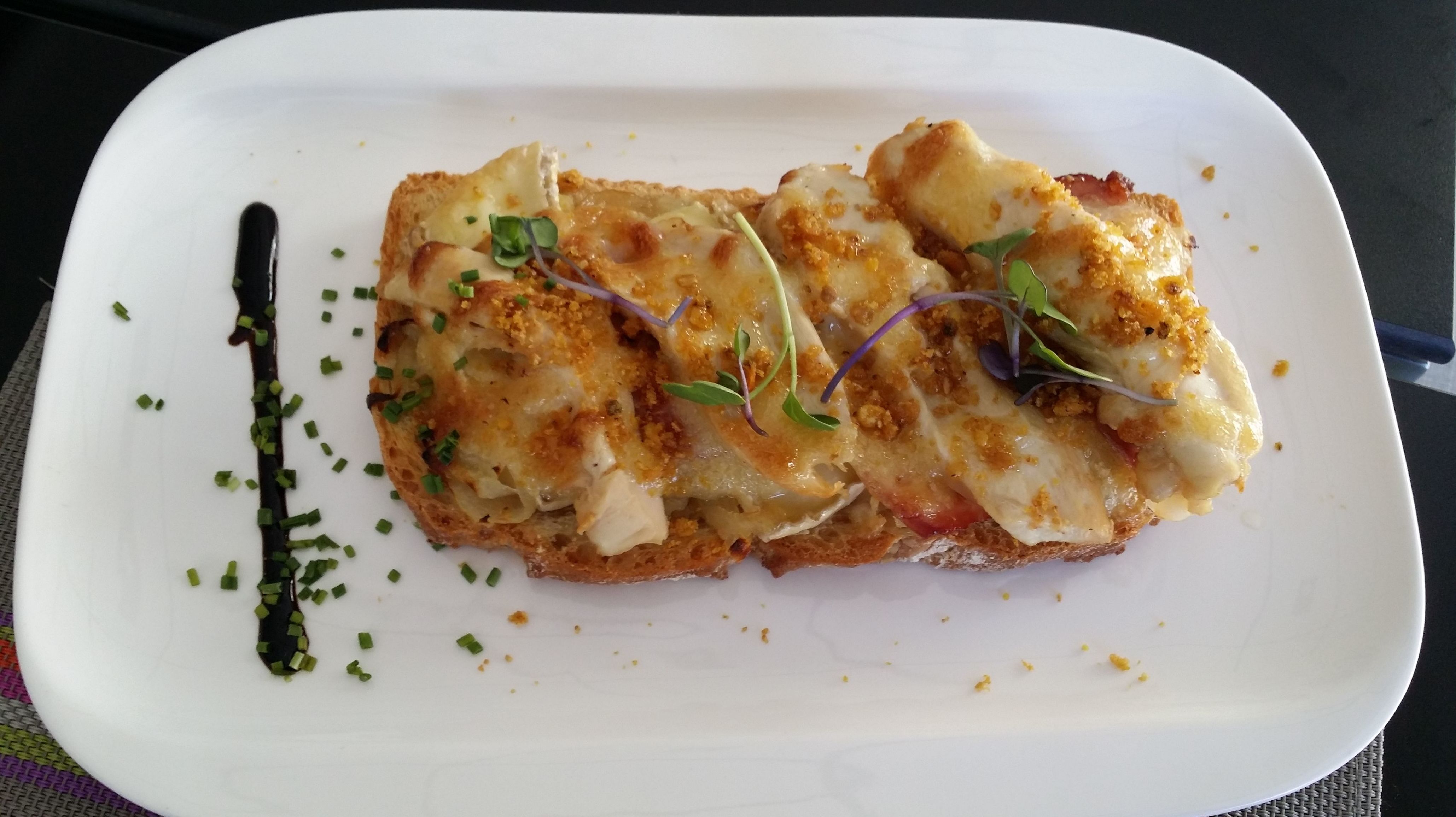 Tosta de pollo con bacon, queso y all i oli tostado Tosta de pollo con bacon, queso y all i oli tostado