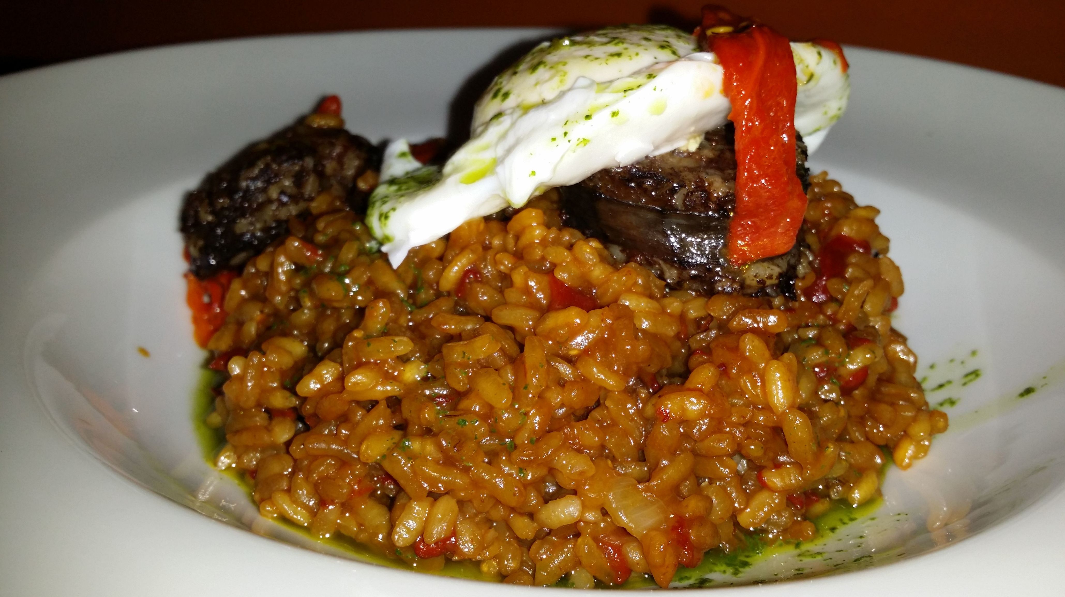 ARROZ MELOSO CON MORCILLA DE BURGOS, SETAS, HUEVO Y PIM. PIQUILLO ARROZ MELOSO CON MORCILLA DE BURGOS, SETAS, HUEVO Y PIM. PIQUILLO