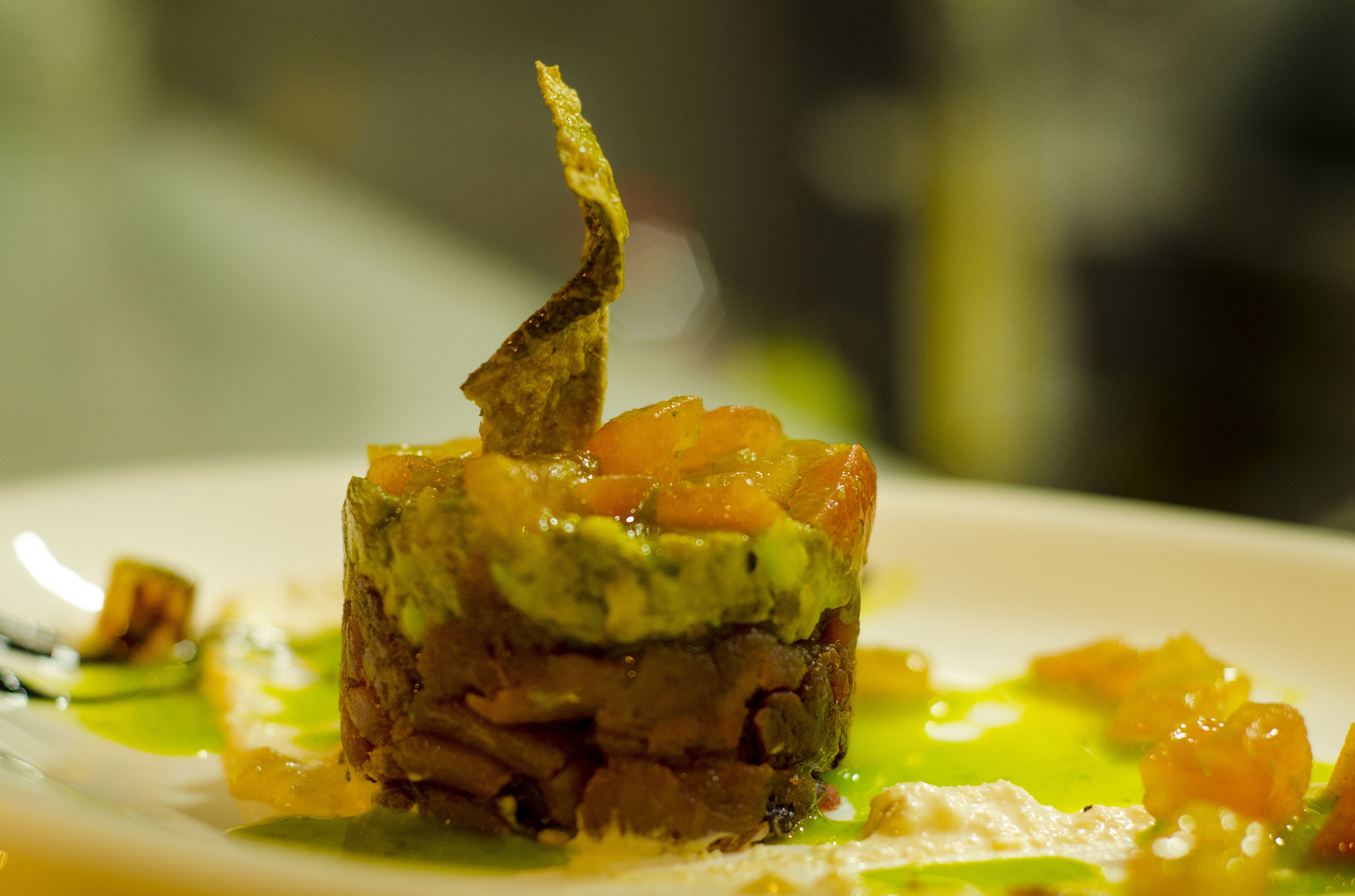 Tartar de atún marinado con cítricos, aguacate y crema de cacahuete Tartar de atún marinado con cítricos, aguacate y crema de cacahuete