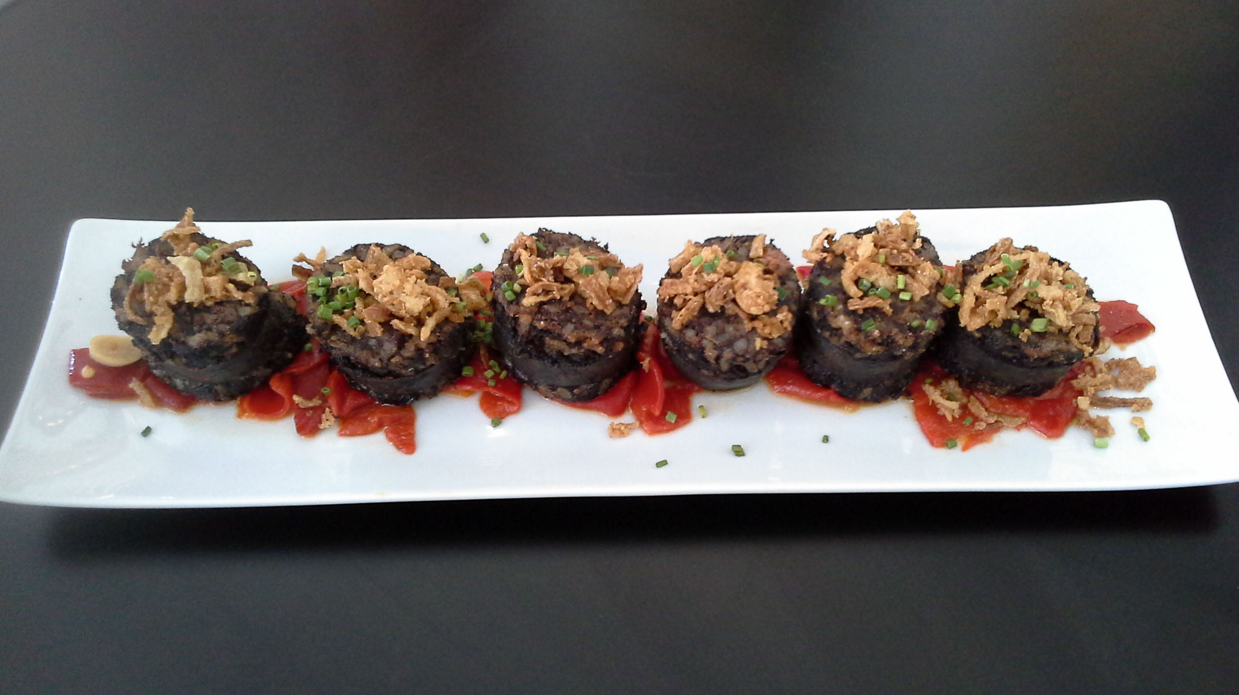 Auténtica morcilla de Burgos frita con pim. piquillo y cebolla crujiente Auténtica morcilla de Burgos frita con pim. piquillo y cebolla crujiente