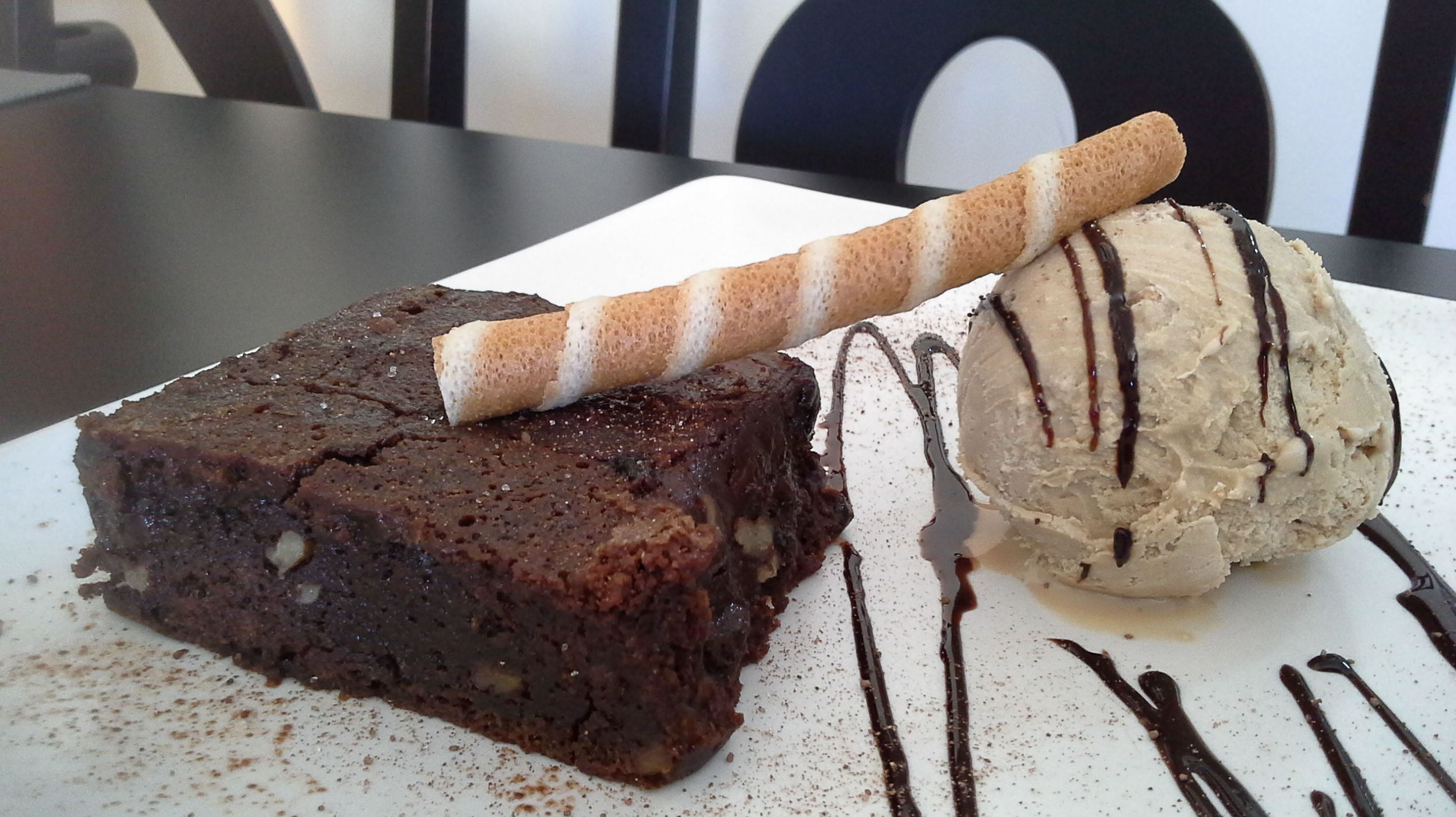 Brownie con helado de galleta María Brownie con helado de galleta María