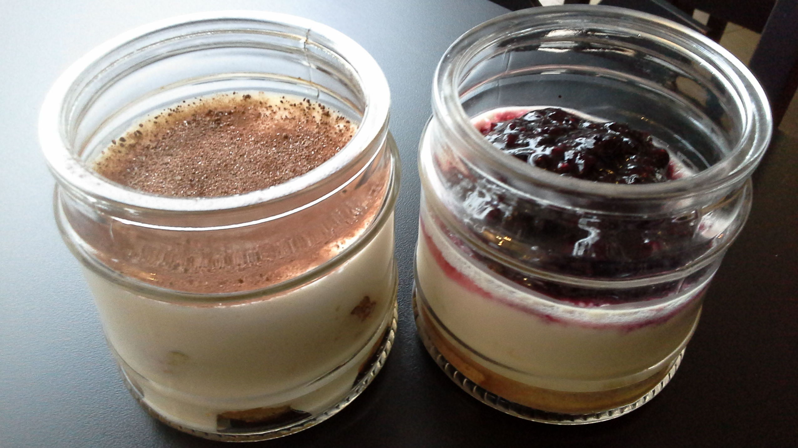 Tiramisú casero y nuestra tarta de queso con arándonos Tiramisú casero y nuestra tarta de queso con arándonos