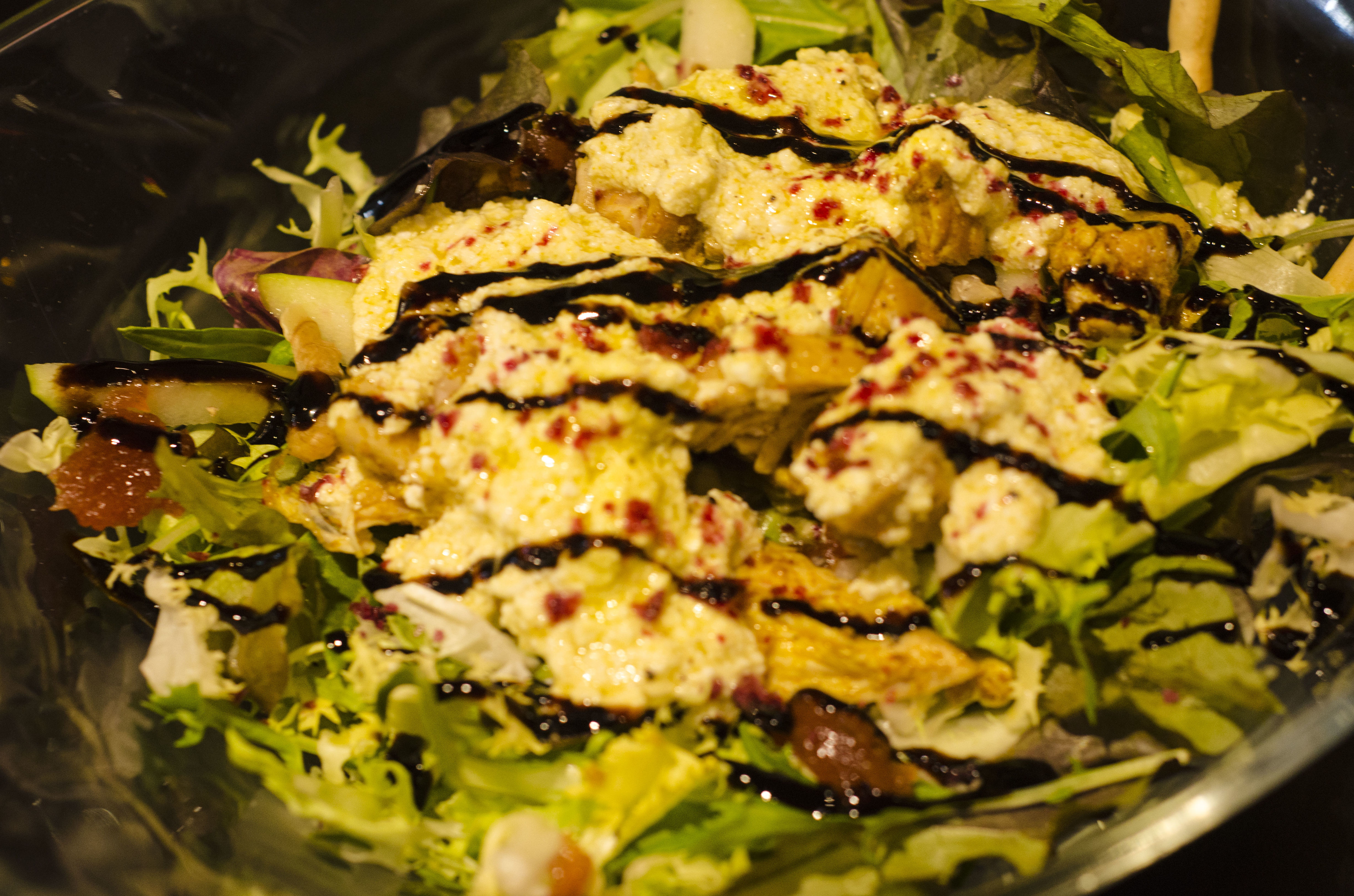 Mezclum de lechugas, pollo ahumado, manzana y vinagreta de requesón y nueces Mezclum de lechugas, pollo ahumado, manzana y vinagreta de requesón y nueces