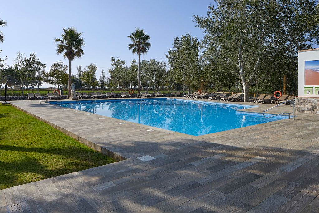 Pavimento y coronación de piscinas: Servicios de Segura Sarria Pavimento y coronación de piscinas: Servicios de Segura Sarria