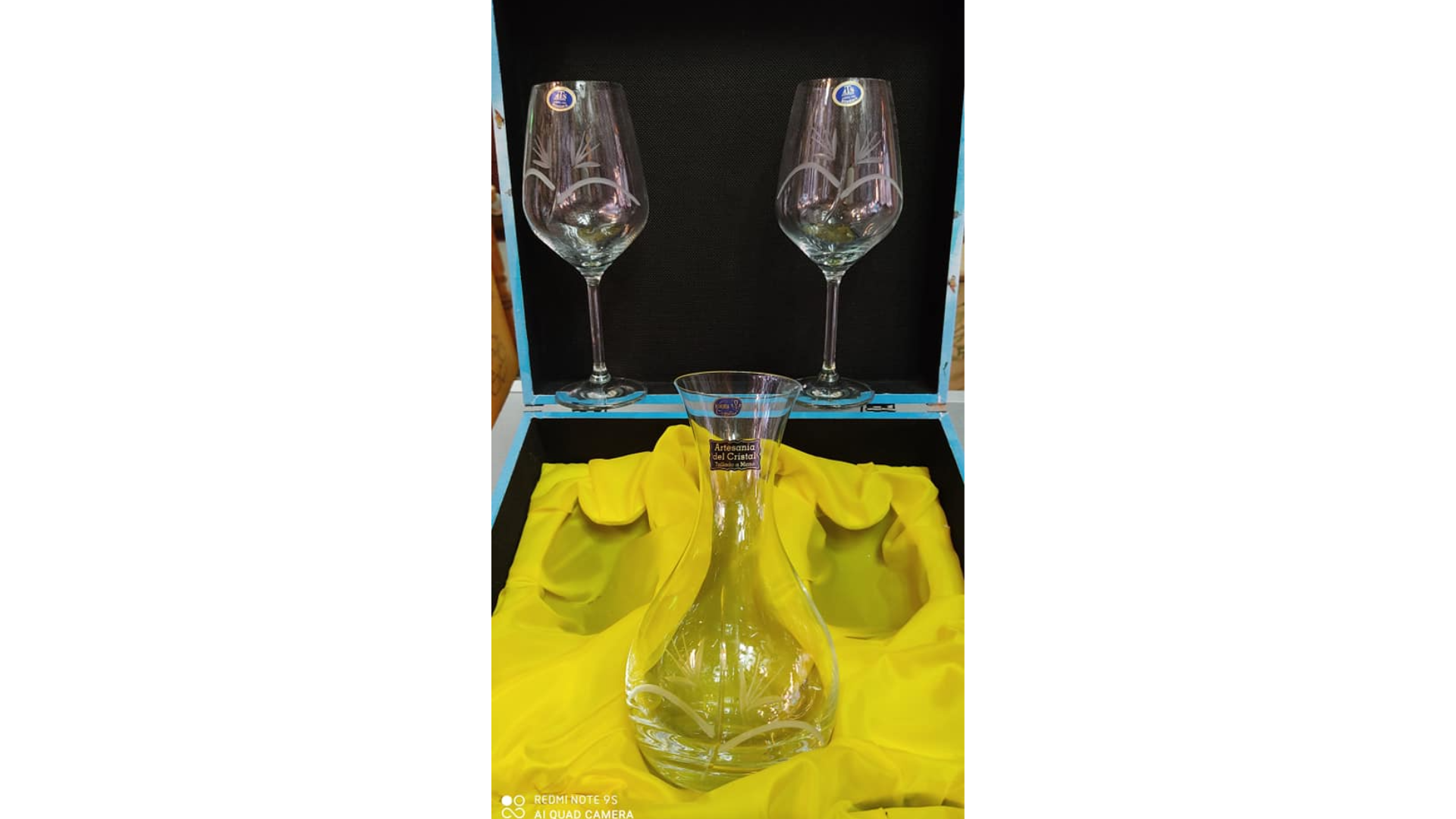 Decantador de cristal de bohemia con dos copas de vino talladas.: catálogos de Iluminación Raquel Decantador de cristal de bohemia con dos copas de vino talladas.: catálogos de Iluminación Raquel