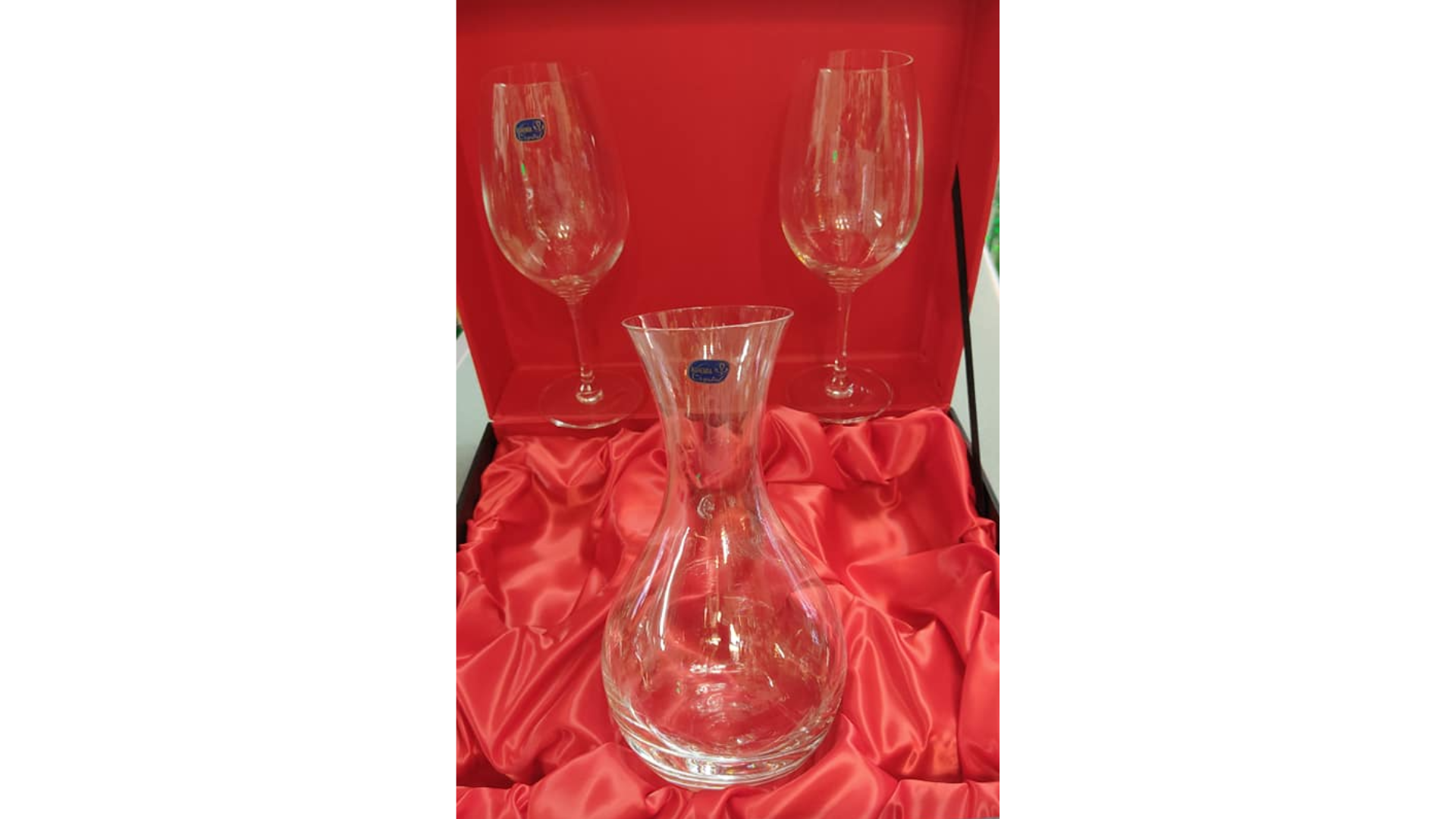 Decantador de vino con copas de vino en liso.: catálogos de Iluminación Raquel Decantador de vino con copas de vino en liso.: catálogos de Iluminación Raquel