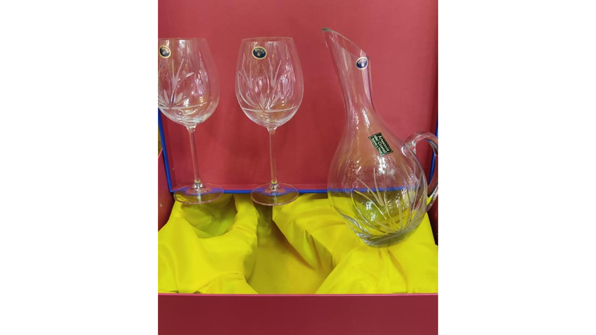 Decantador de cristal de bohemia con dos copas de vino talladas.: catálogos de Iluminación Raquel Decantador de cristal de bohemia con dos copas de vino talladas.: catálogos de Iluminación Raquel