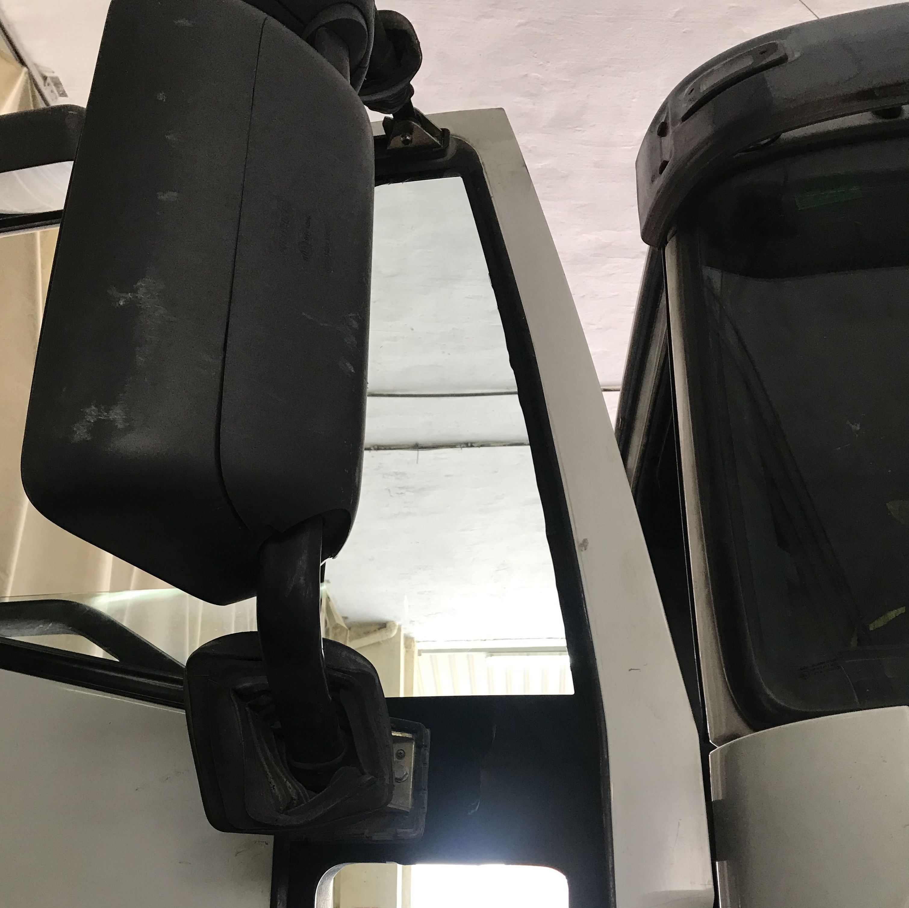 Cambio de cristal puerta lateral derecha de camión Iveco