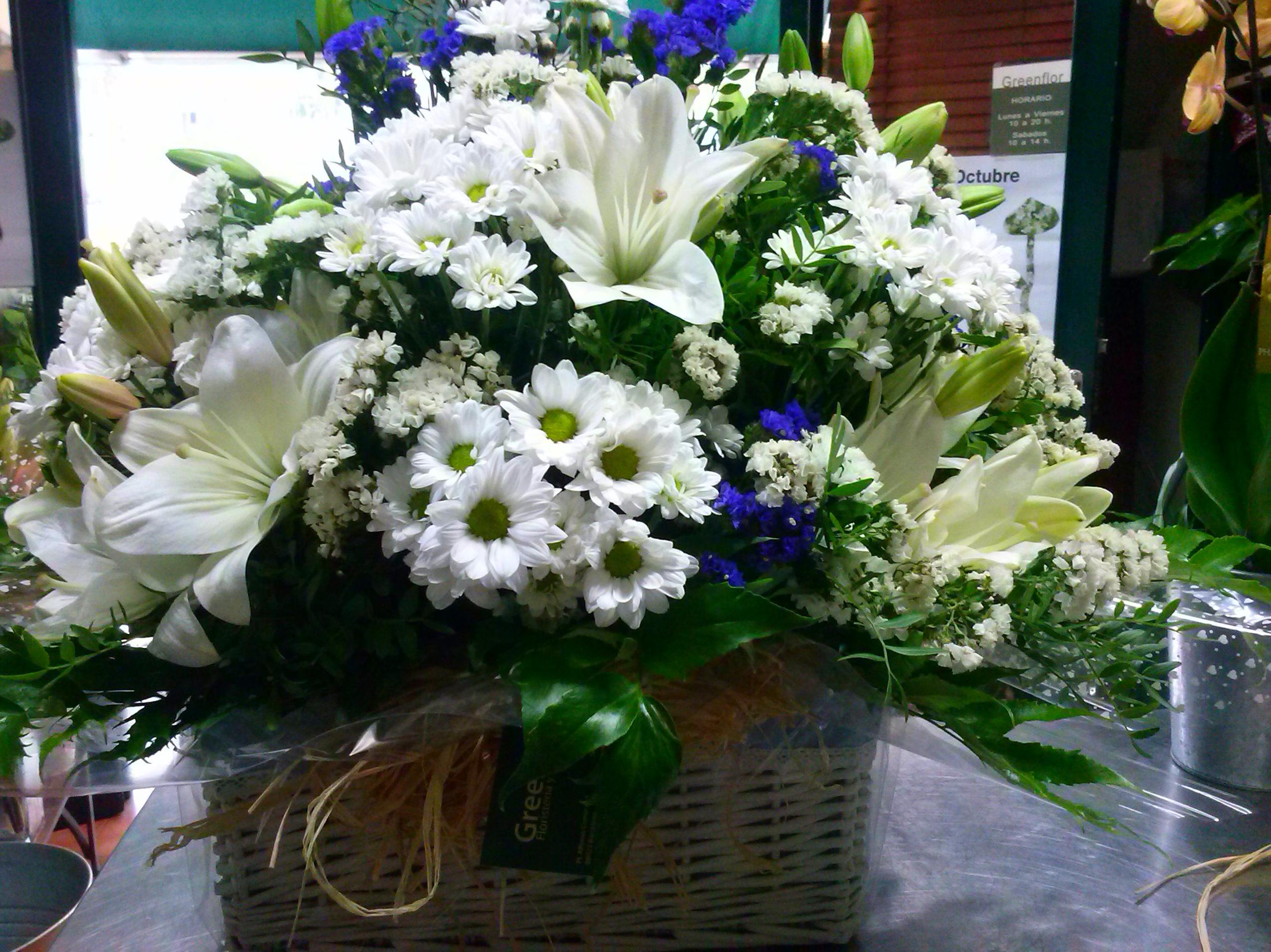 Cesta de mimbre con flor. Cesta de mimbre con flor.