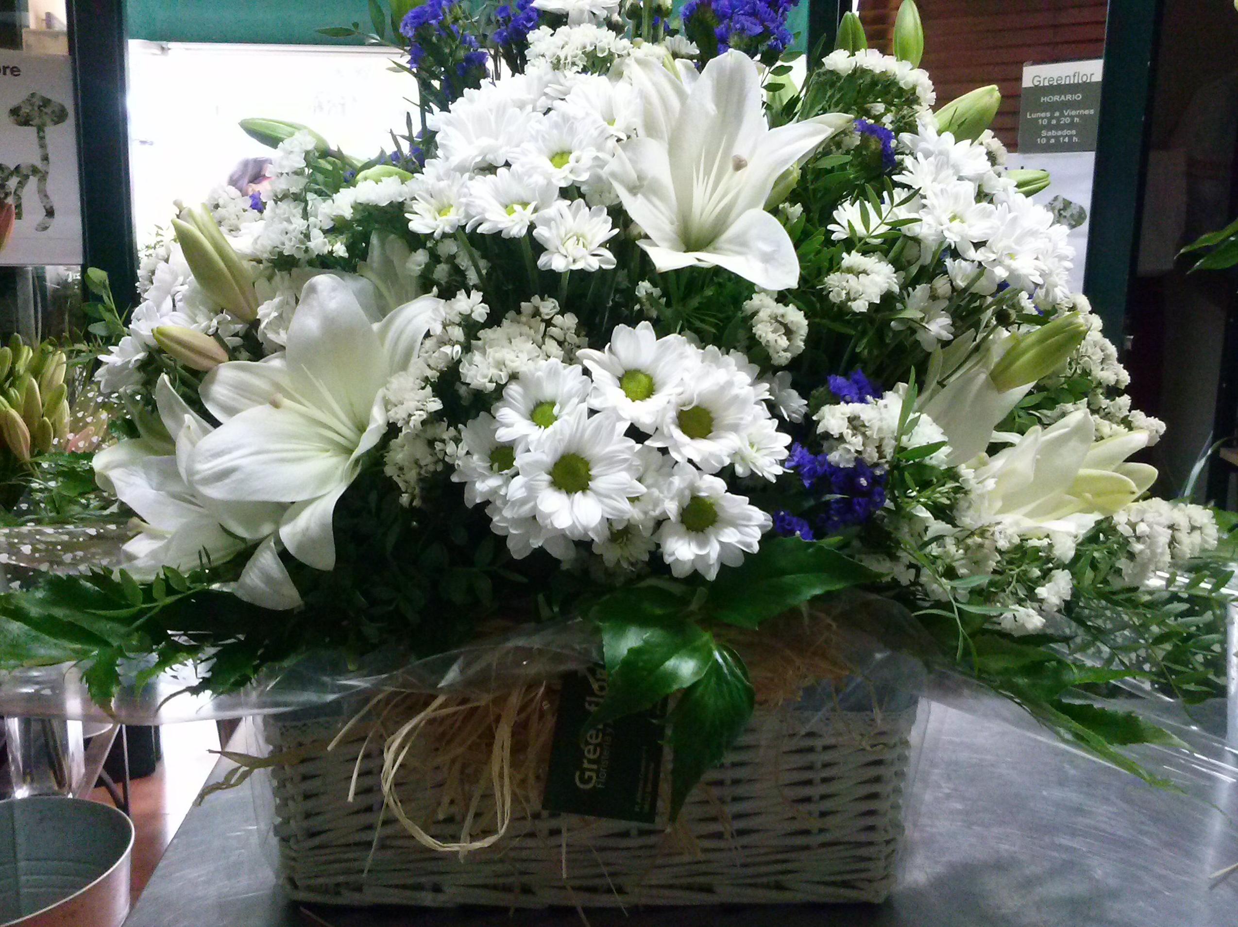Cesta con flor variada. Cesta con flor variada.