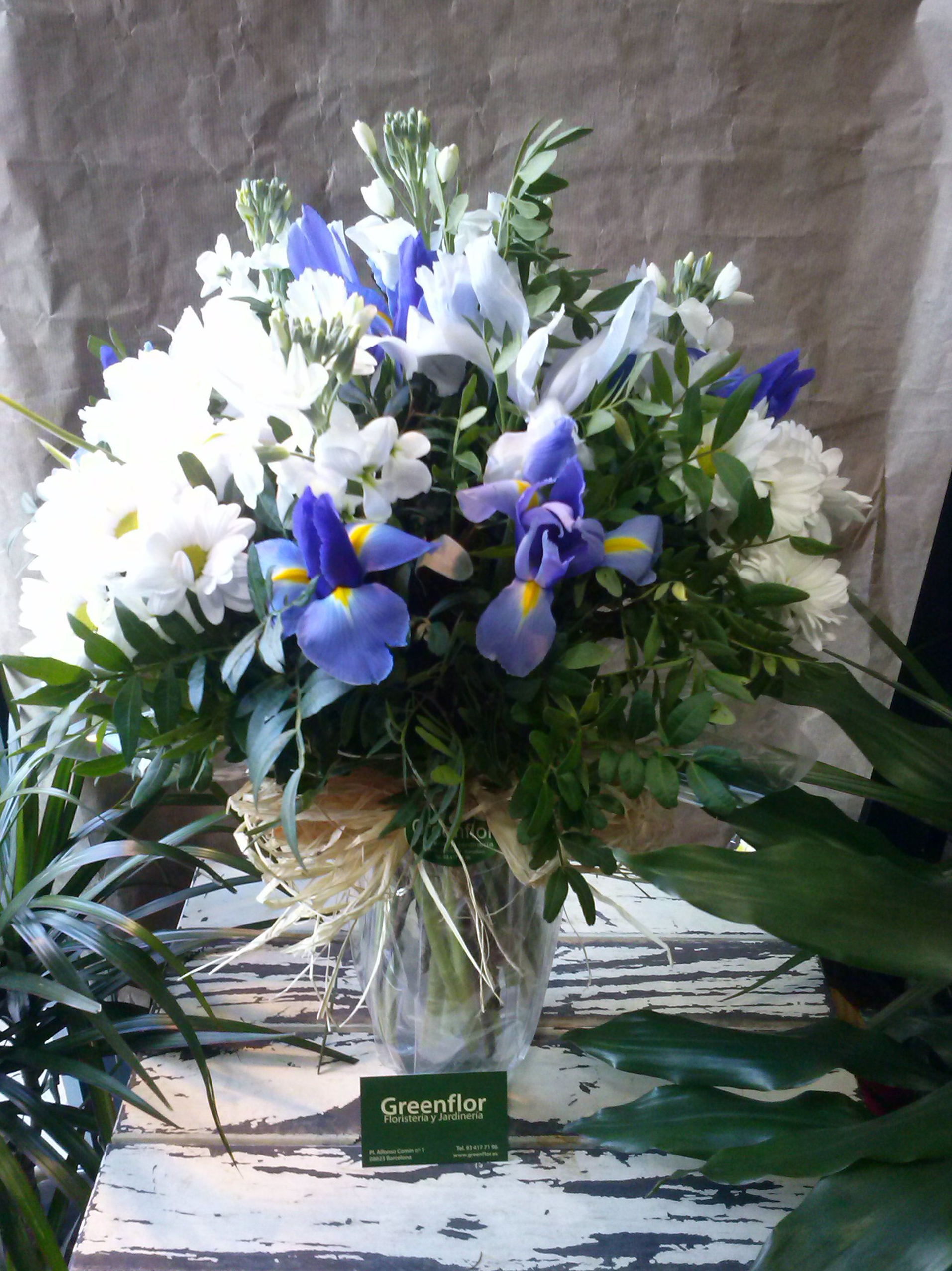Bouquet de Iris y margarita blanca Bouquet de Iris y margarita blanca
