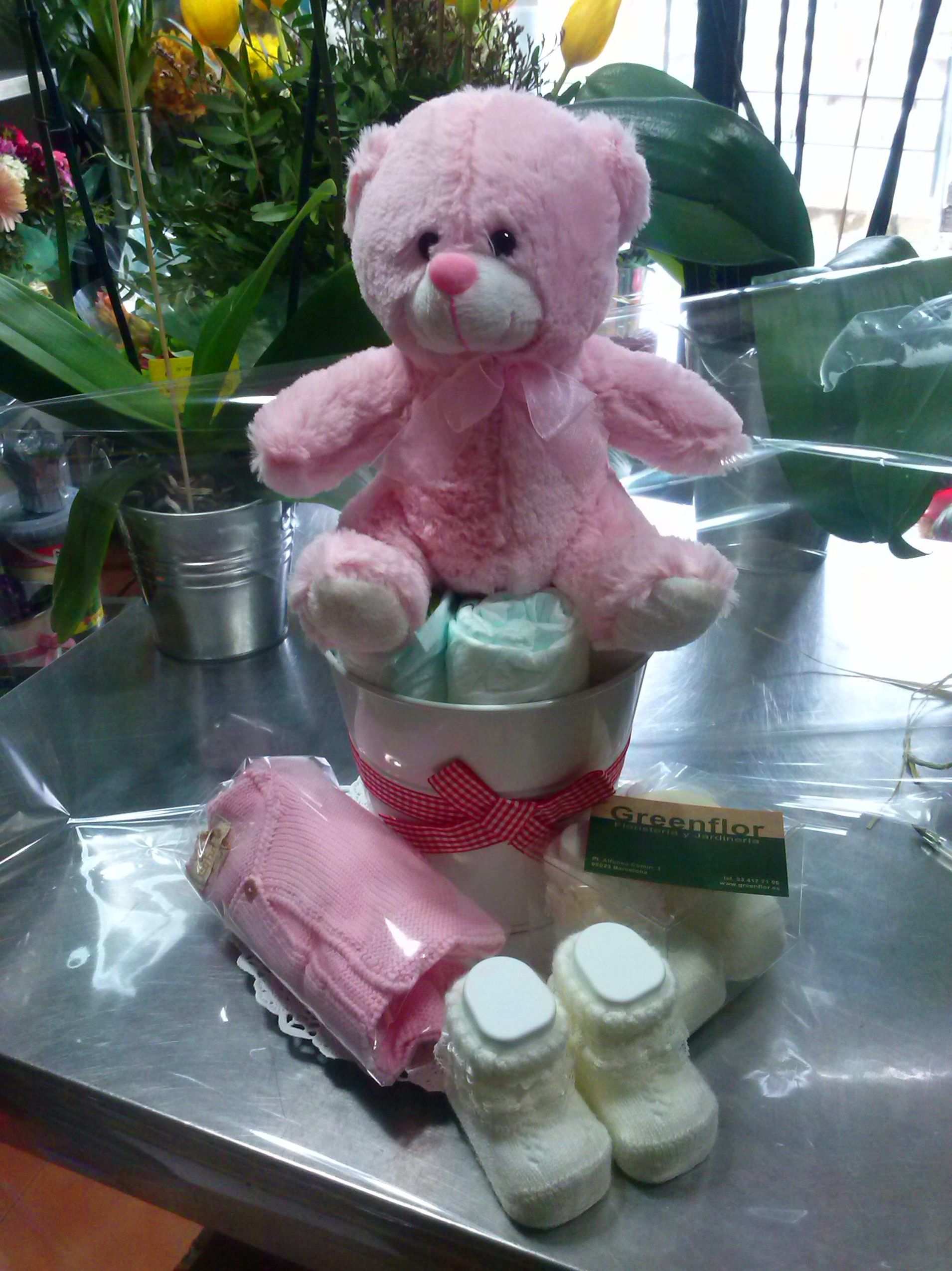 Tartas de pañales con peluches y complementos de bebé.: Productos y servicios de Greenflor Tartas de pañales con peluches y complementos de bebé.: Productos y servicios de Greenflor