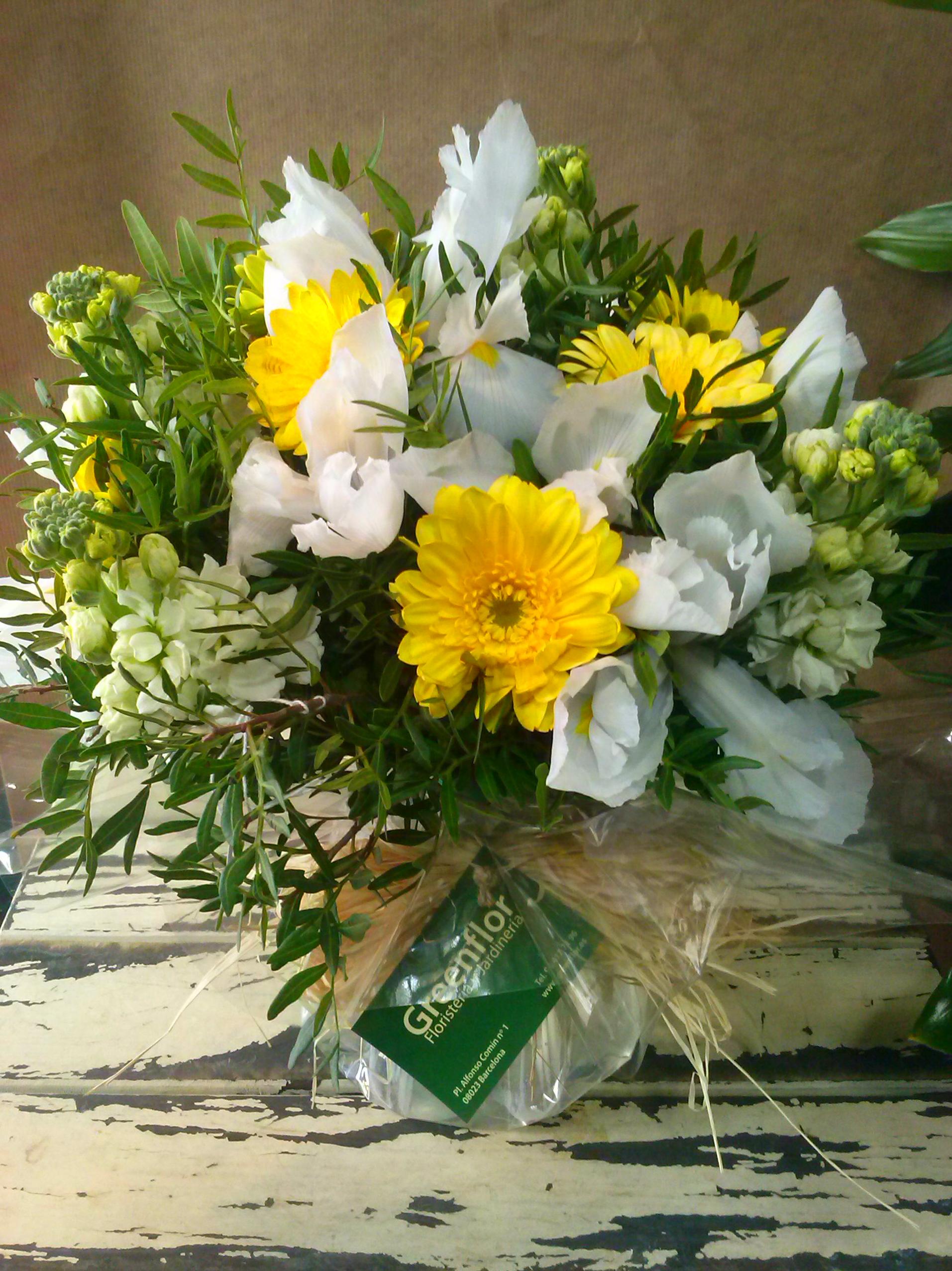 Bouquet de aleli, iris y gerberas. Bouquet de aleli, iris y gerberas.