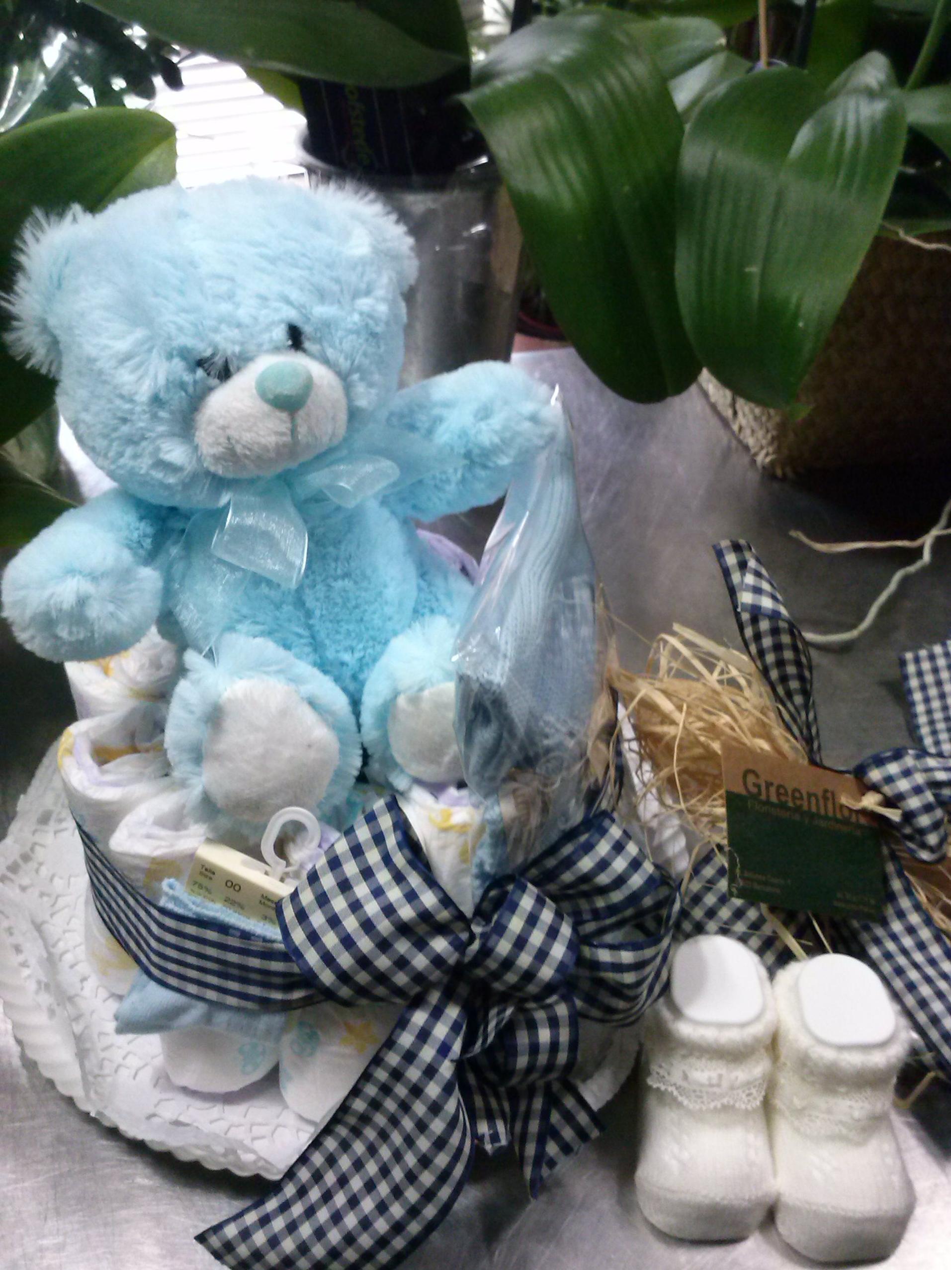 Tarta de pañales con peluche y planta o flor: Productos y servicios de Greenflor Tarta de pañales con peluche y planta o flor: Productos y servicios de Greenflor