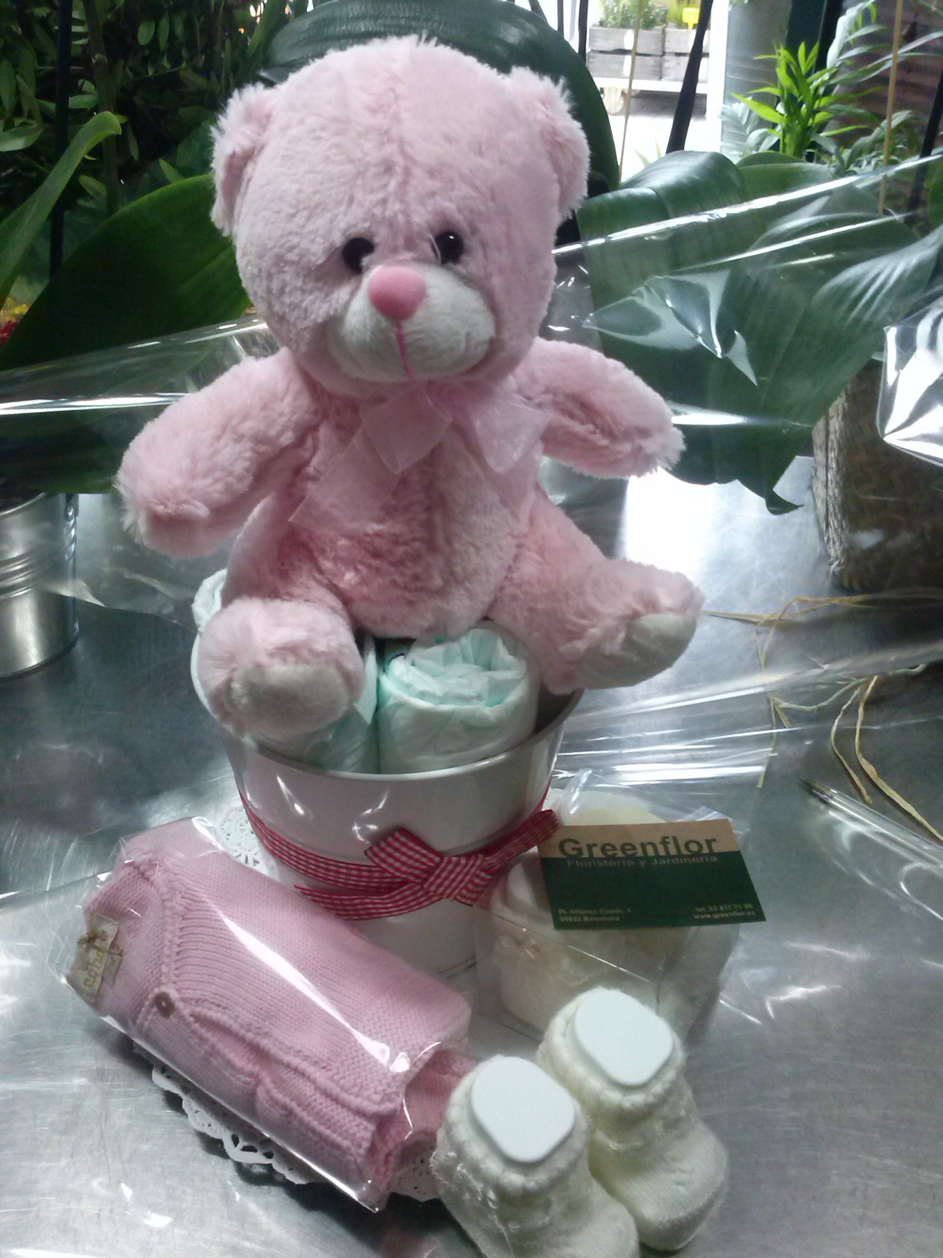 Tartas de pañales con peluches y complementos de bebé.: Productos y servicios de Greenflor Tartas de pañales con peluches y complementos de bebé.: Productos y servicios de Greenflor