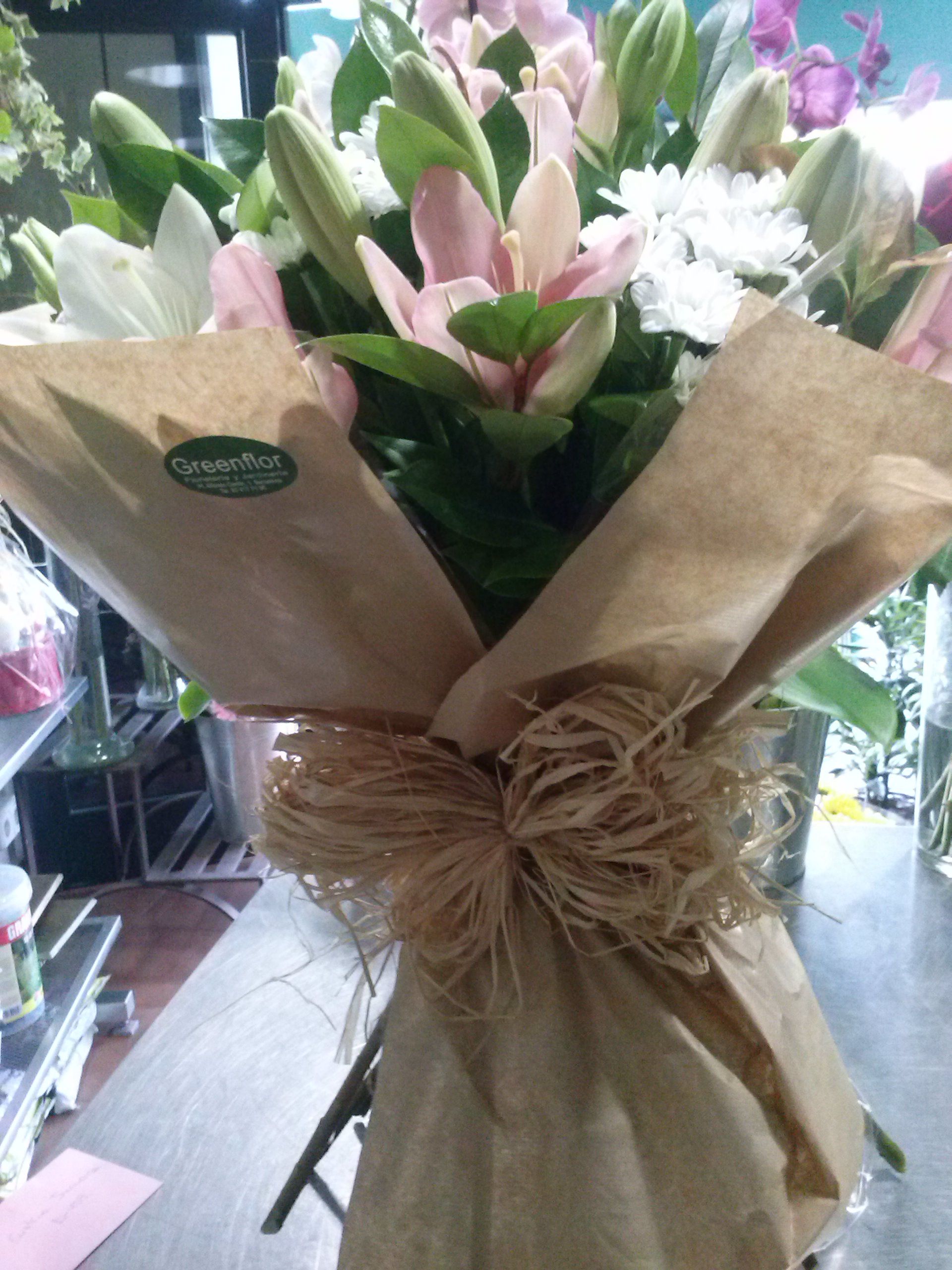 Ramo de lilium blanco y rosa con margaritas.: Productos y servicios de Greenflor Ramo de lilium blanco y rosa con margaritas.: Productos y servicios de Greenflor