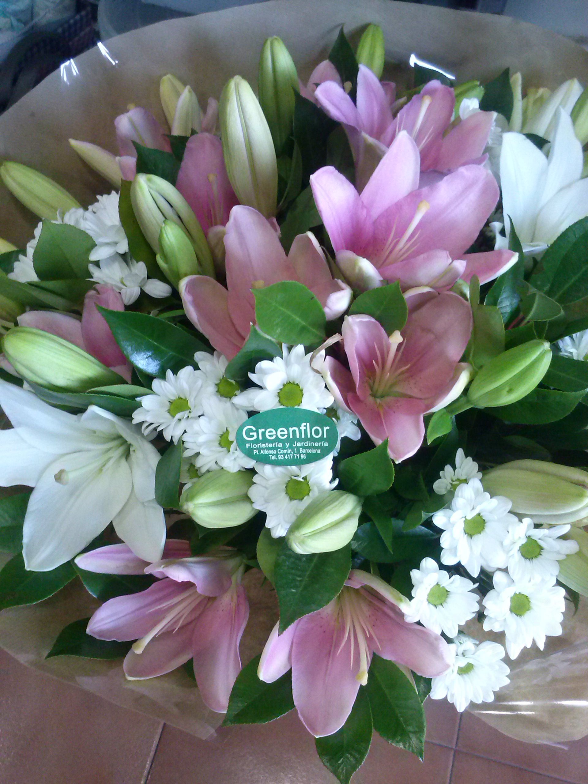 Ramo de lilium blanco y rosa con margaritas.: Productos y servicios de Greenflor Ramo de lilium blanco y rosa con margaritas.: Productos y servicios de Greenflor