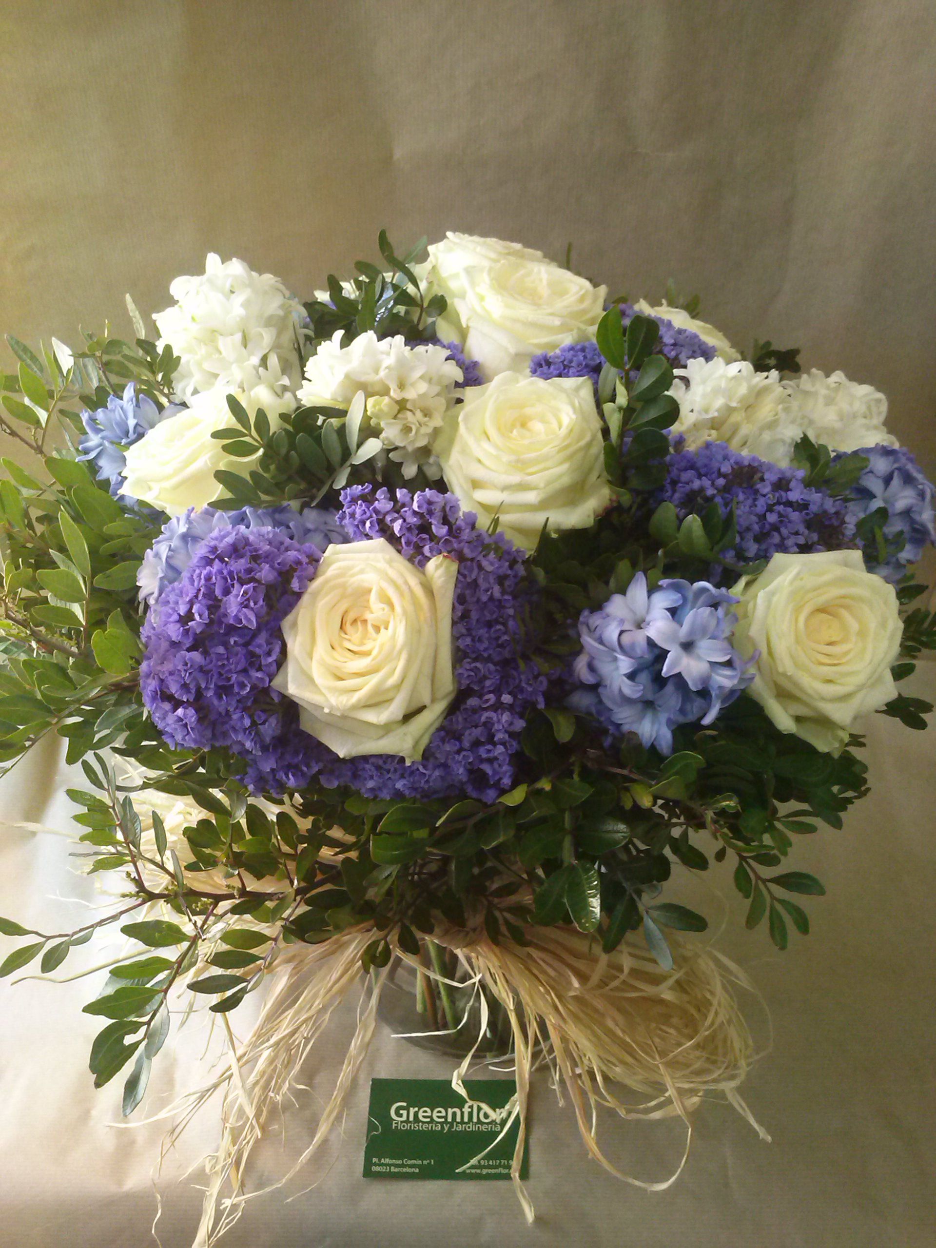 Bouquet de flor Azul y blanco.: Productos y servicios de Greenflor Bouquet de flor Azul y blanco.: Productos y servicios de Greenflor