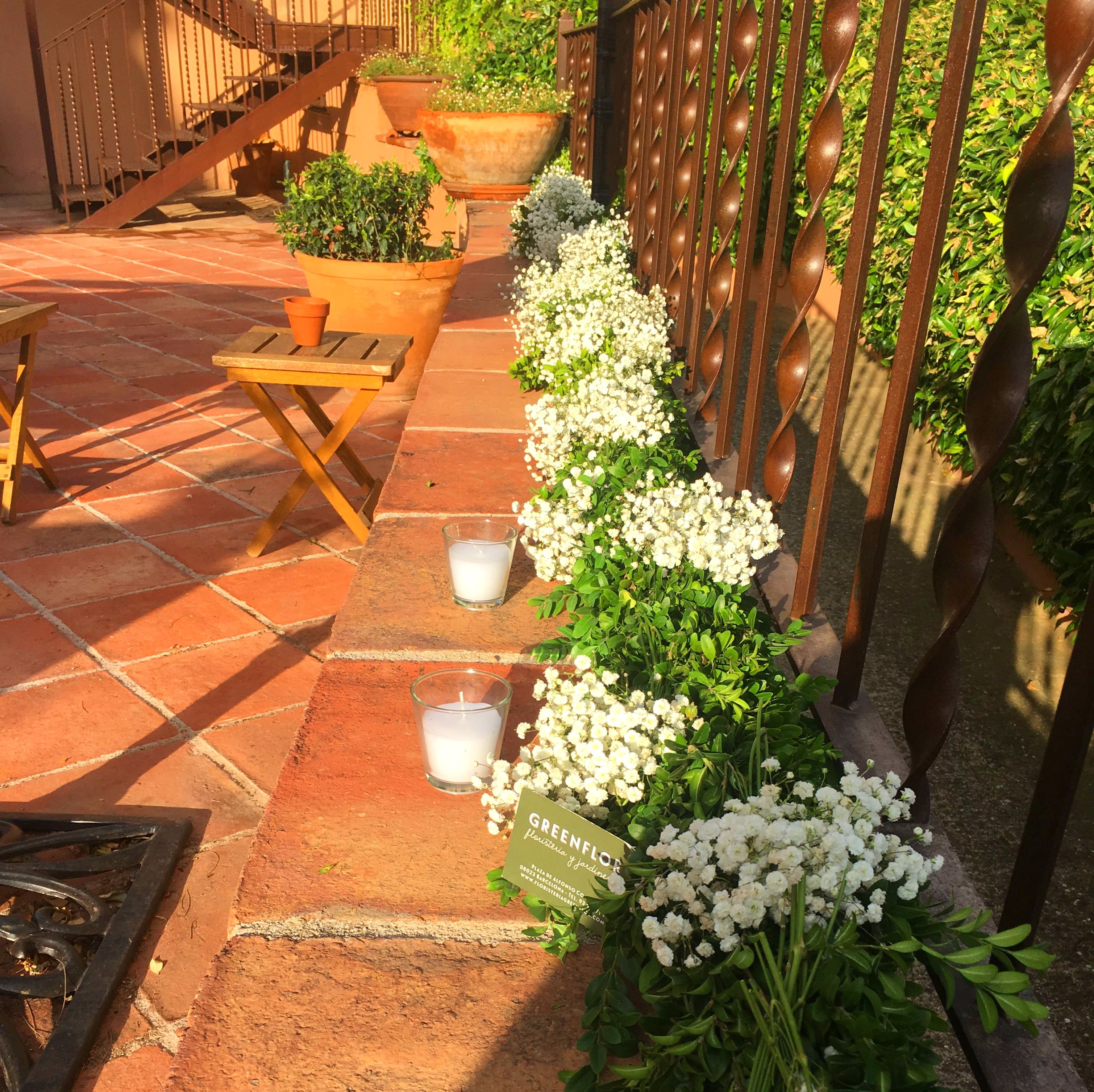 Decoración floral con guirnaldas de paniculata. Decoración floral con guirnaldas de paniculata.
