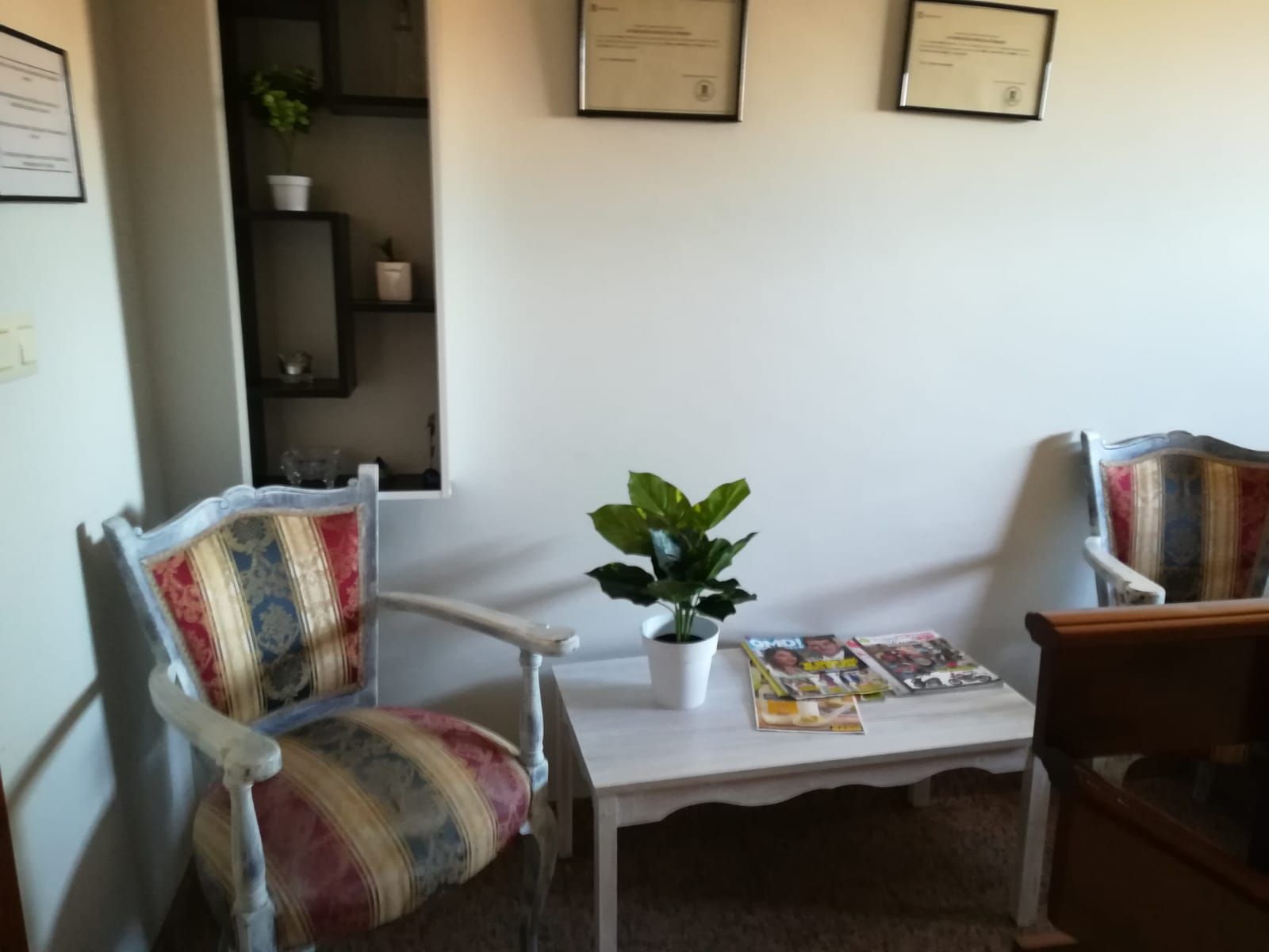 Zonas comunes y sala de espera con diseños adecuados para familiares y residentes
