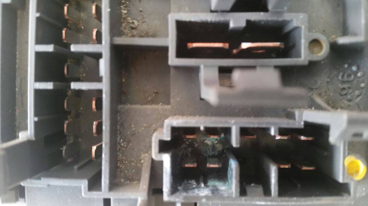 Caja de fusibles con filtración de agua Caja de fusibles con filtración de agua