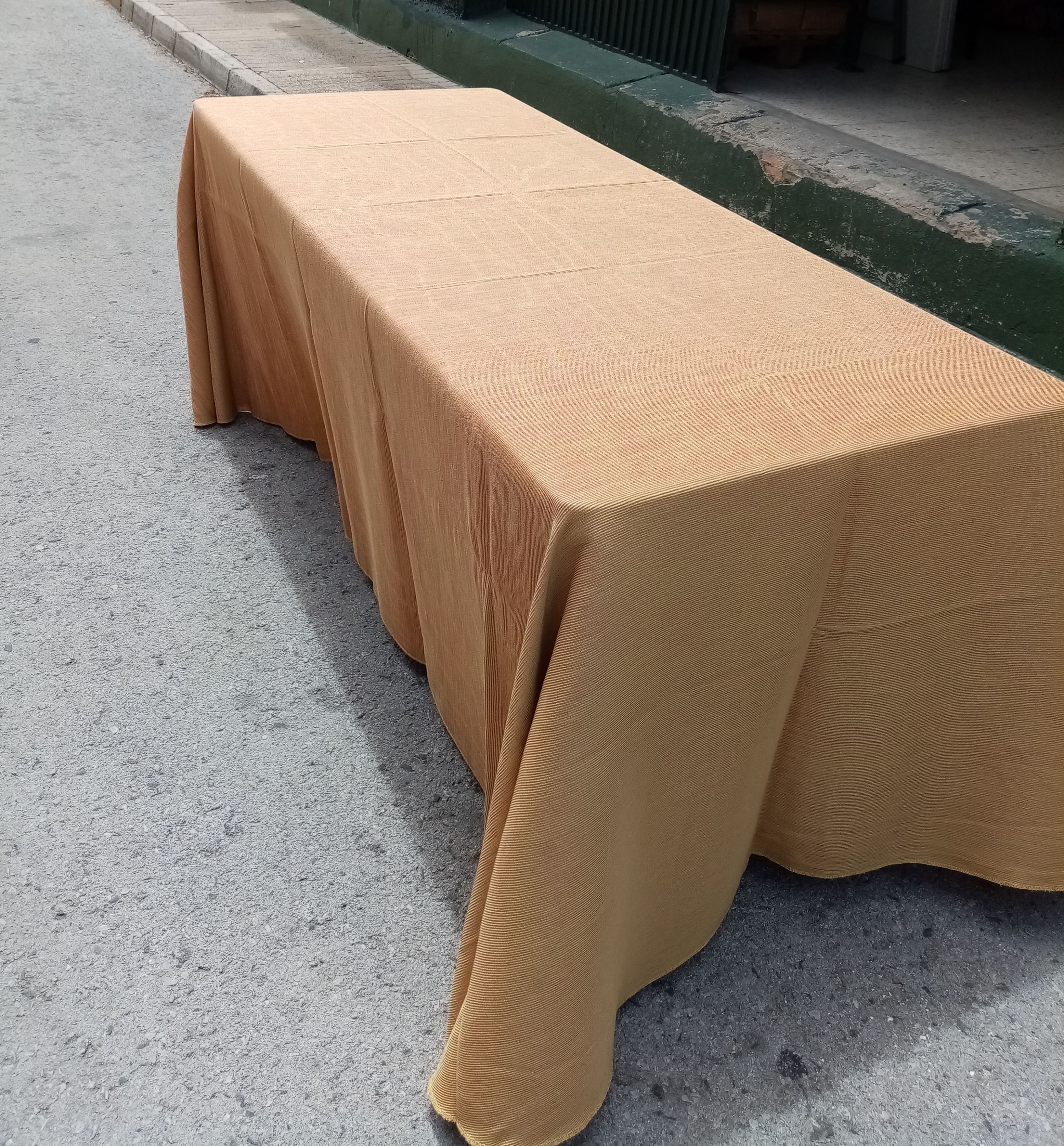 MANTEL RECTANGULAR HASTA EL SUELO COLOR BEIGE CON RIBETES BURDEOS MANTEL RECTANGULAR HASTA EL SUELO COLOR BEIGE CON RIBETES BURDEOS