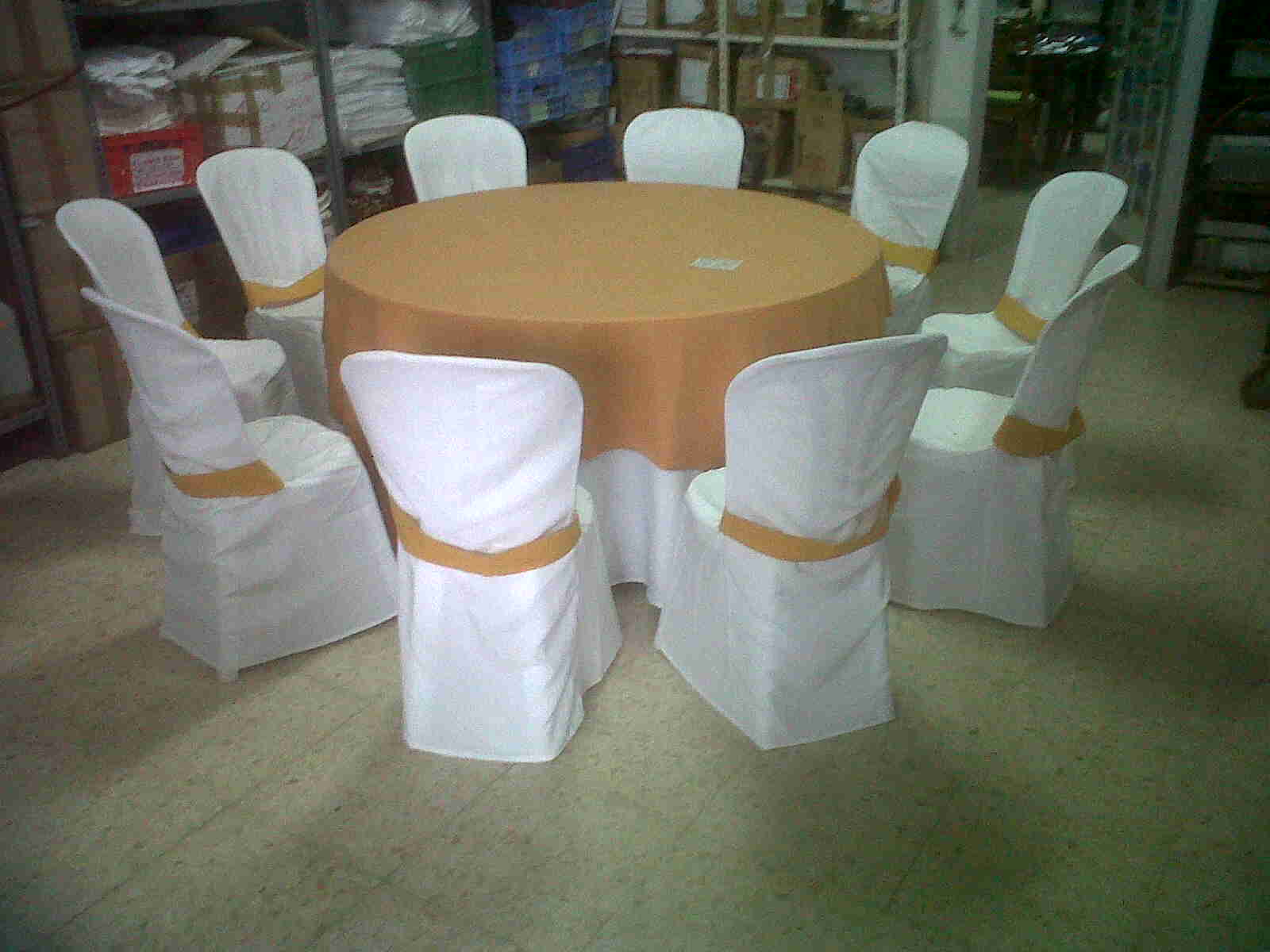MESA REDONDA CON MANTEL Y CUBREMANTEL, SILLAS CON FUNDA Y LAZO MESA REDONDA CON MANTEL Y CUBREMANTEL, SILLAS CON FUNDA Y LAZO