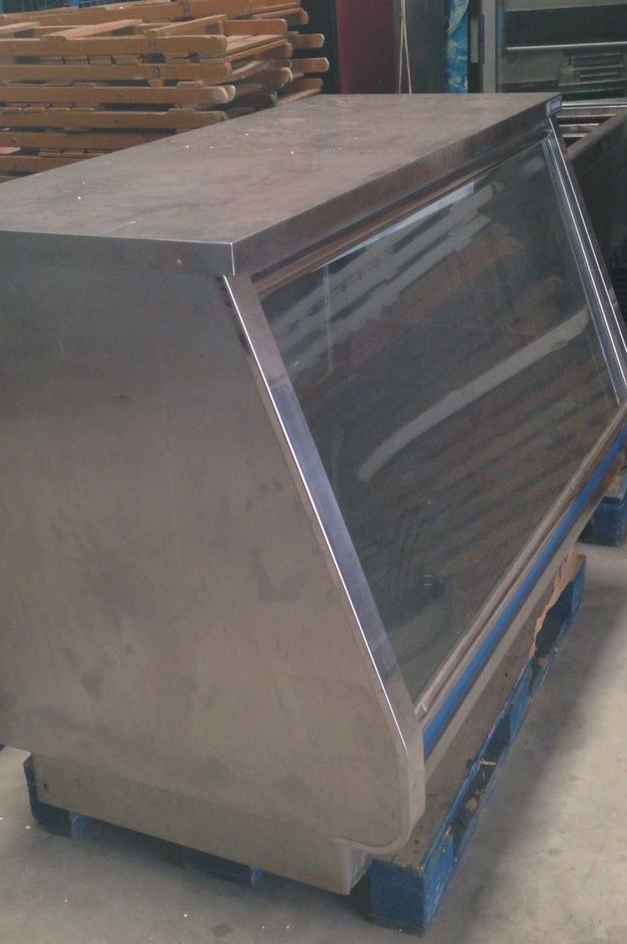 Vitrina expositora refrigerada de 1.50 cm. de largo, tiene dos alturas acristaladas y sirve de frente mostrador. Vitrina expositora refrigerada de 1.50 cm. de largo, tiene dos alturas acristaladas y sirve de frente mostrador.