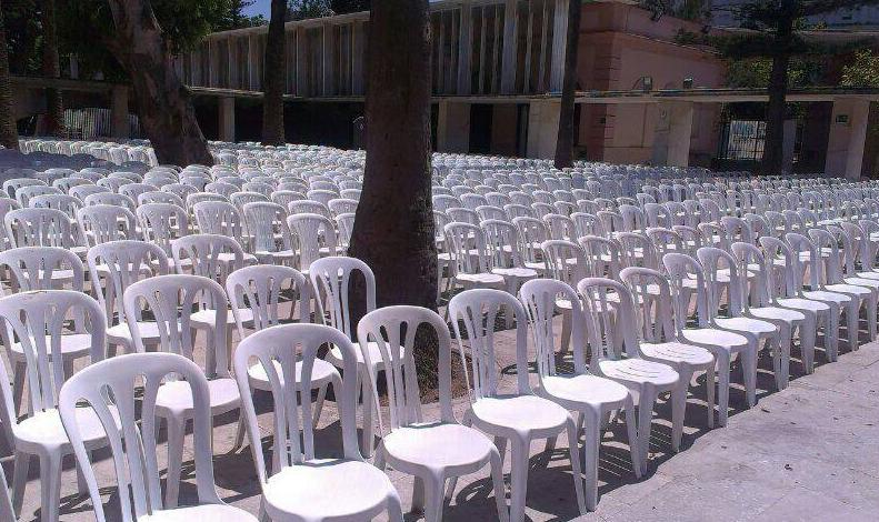 Con sillas de resina blanca Con sillas de resina blanca