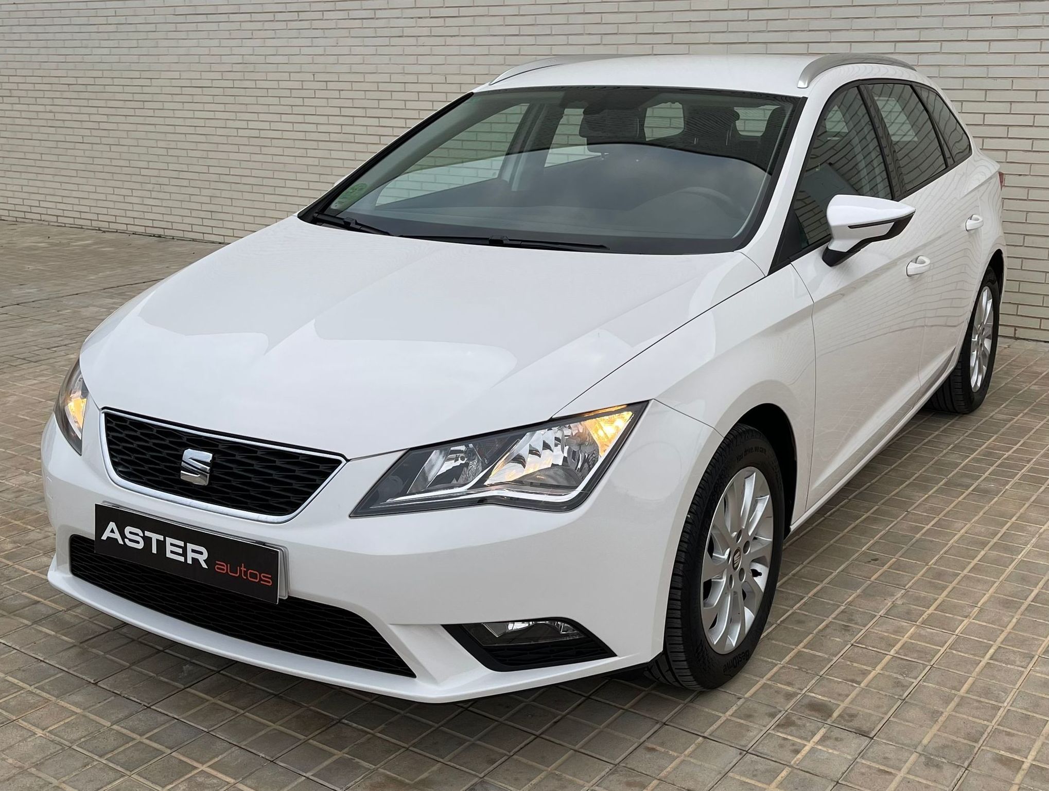 Seat Leon ST 1.6 TDI 85 KW (115 CV) Start&stop Style: de ASTER Autos Seat Leon ST 1.6 TDI 85 KW (115 CV) Start&stop Style: de ASTER Autos