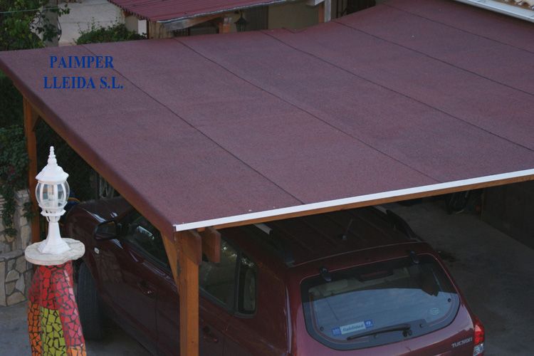 Aplicación de material impermeabilizante en tejado de porche