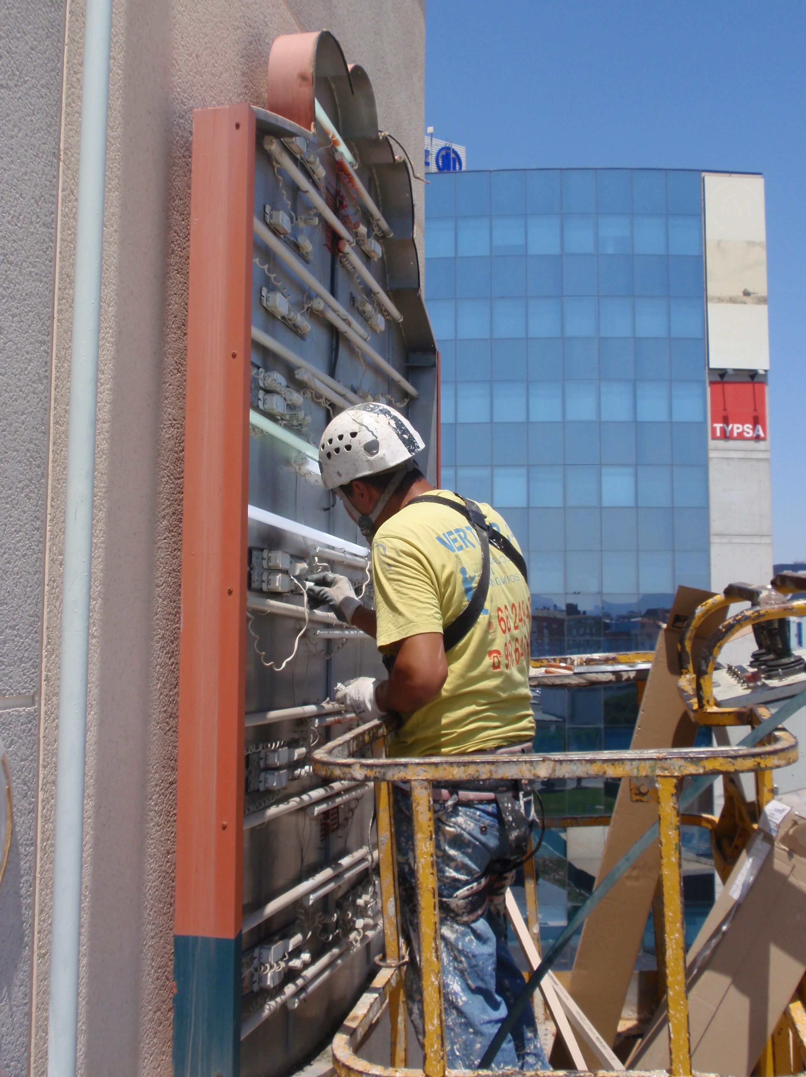 INSTALACIÓN DE RÓTULOS LUMINOSOS: Nuestros Servicios de Vertimur INSTALACIÓN DE RÓTULOS LUMINOSOS: Nuestros Servicios de Vertimur