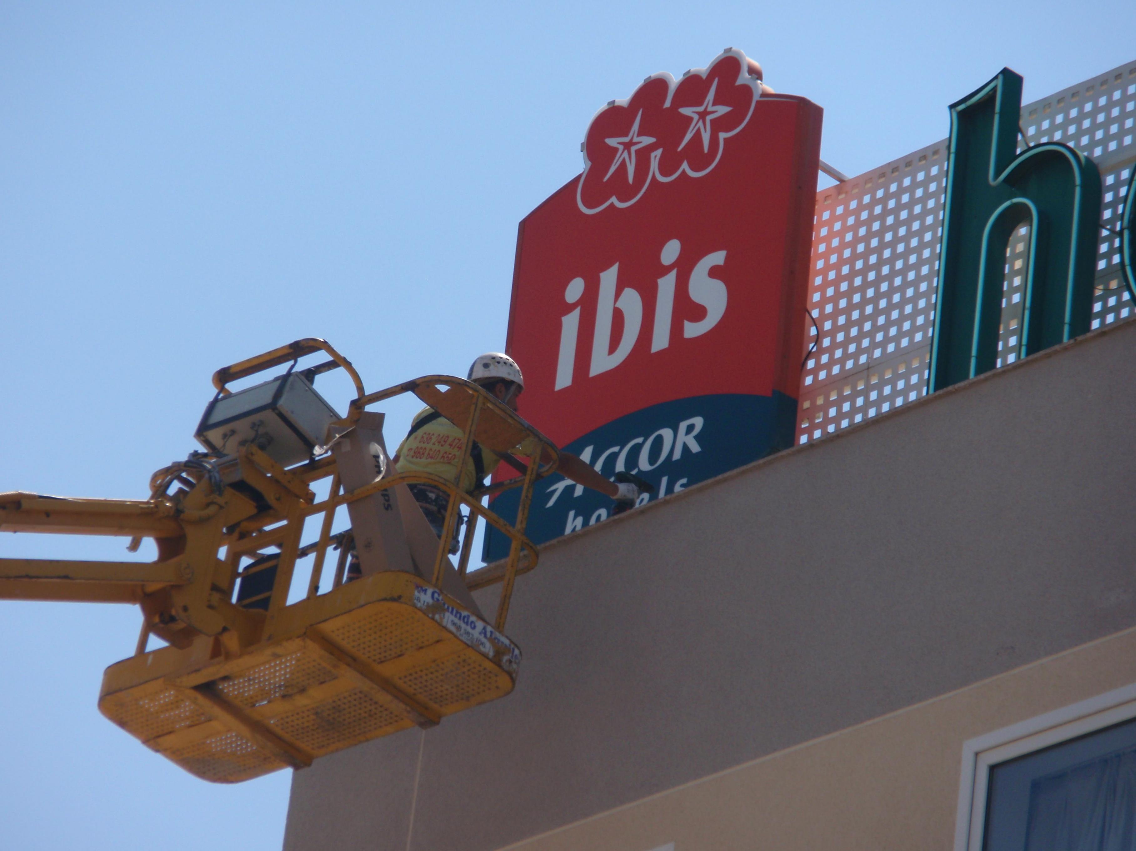 INSTALACIÓN DE RÓTULOS PUBLICITARIOS: Nuestros Servicios de Vertimur INSTALACIÓN DE RÓTULOS PUBLICITARIOS: Nuestros Servicios de Vertimur
