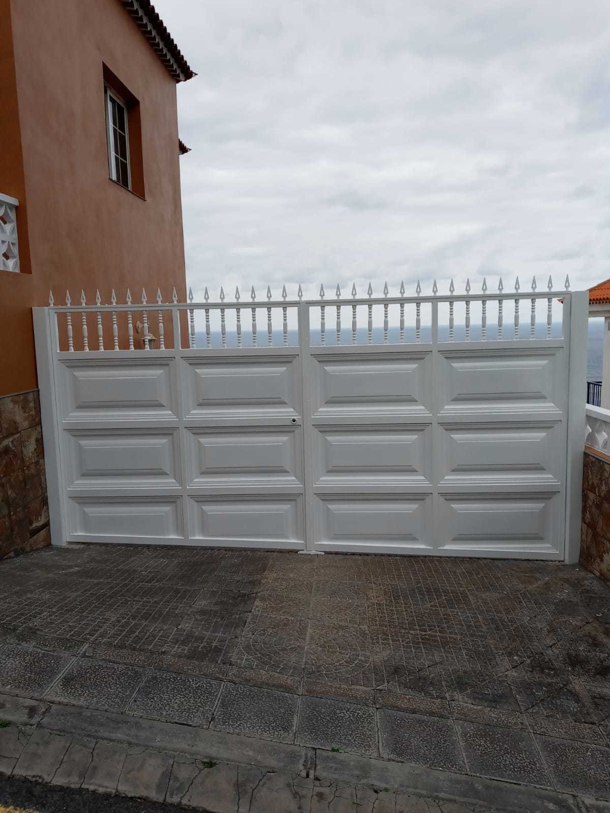 Puertas abatibles : Servicios de JLS Puertas automáticas y Cerrajería Puertas abatibles : Servicios de JLS Puertas automáticas y Cerrajería