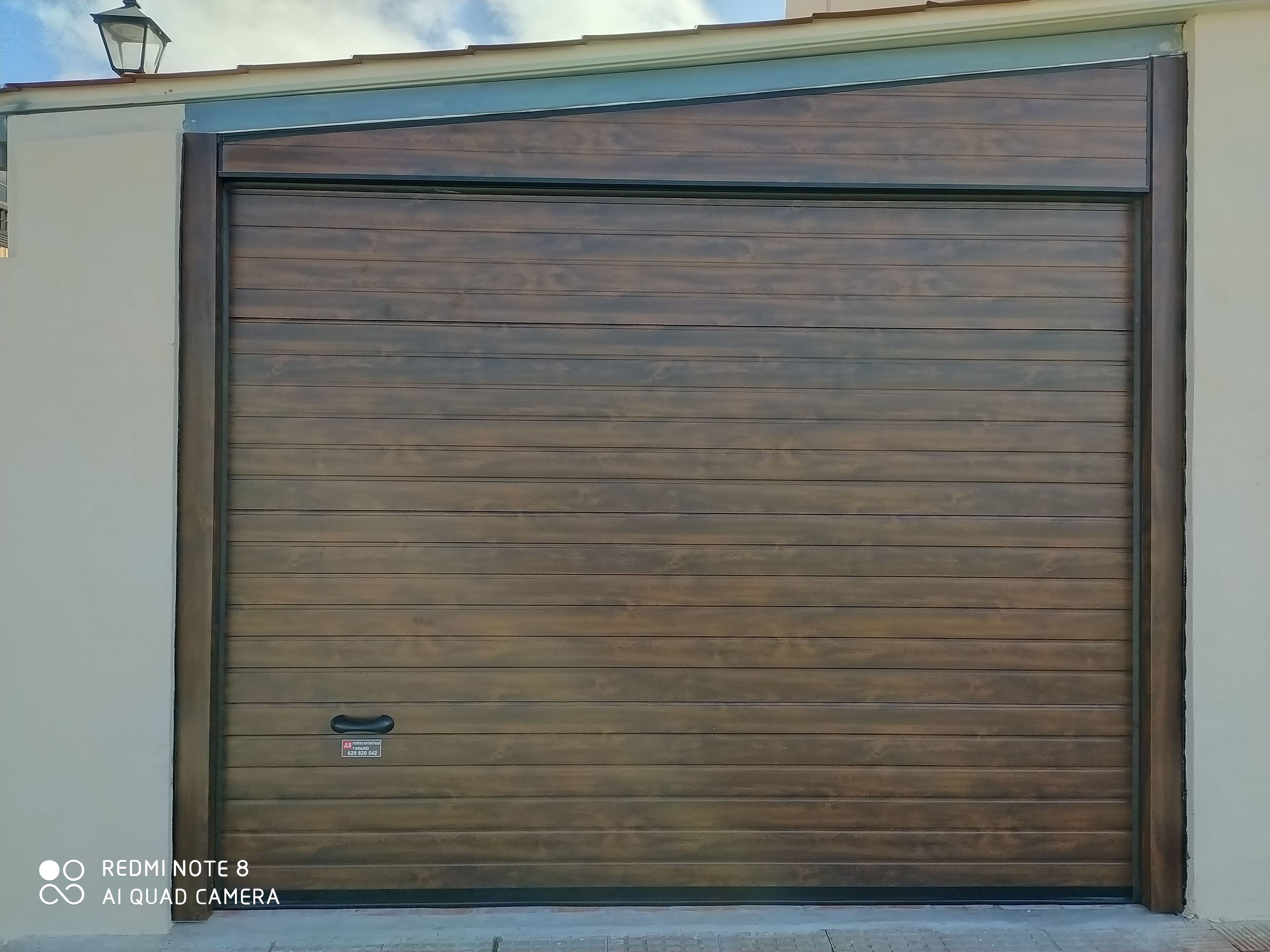 Puerta seccional lacada imitación madera Puerta seccional lacada imitación madera