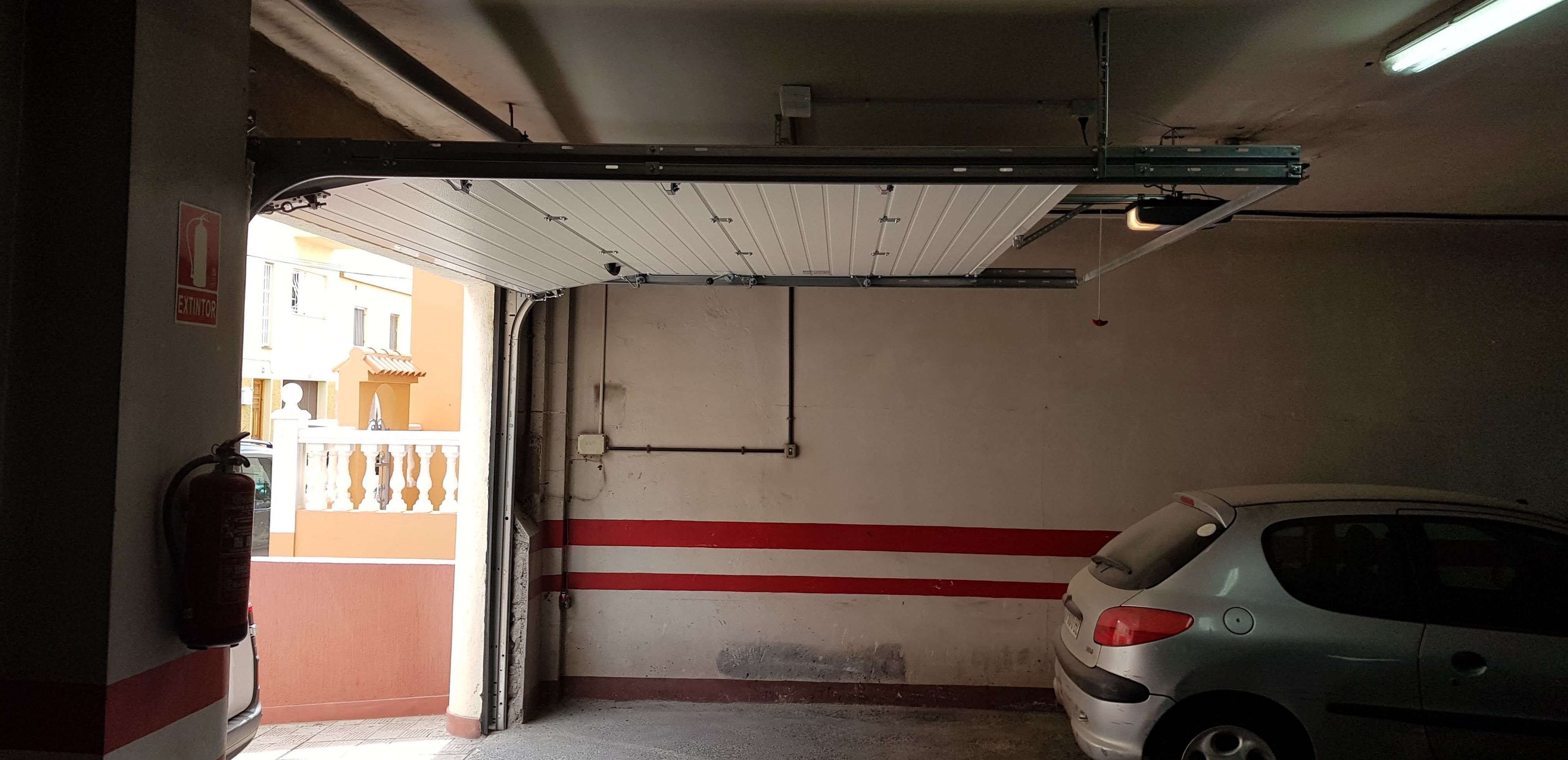 Puertas Seccionales: Servicios de JLS Puertas automáticas y Cerrajería Puertas Seccionales: Servicios de JLS Puertas automáticas y Cerrajería