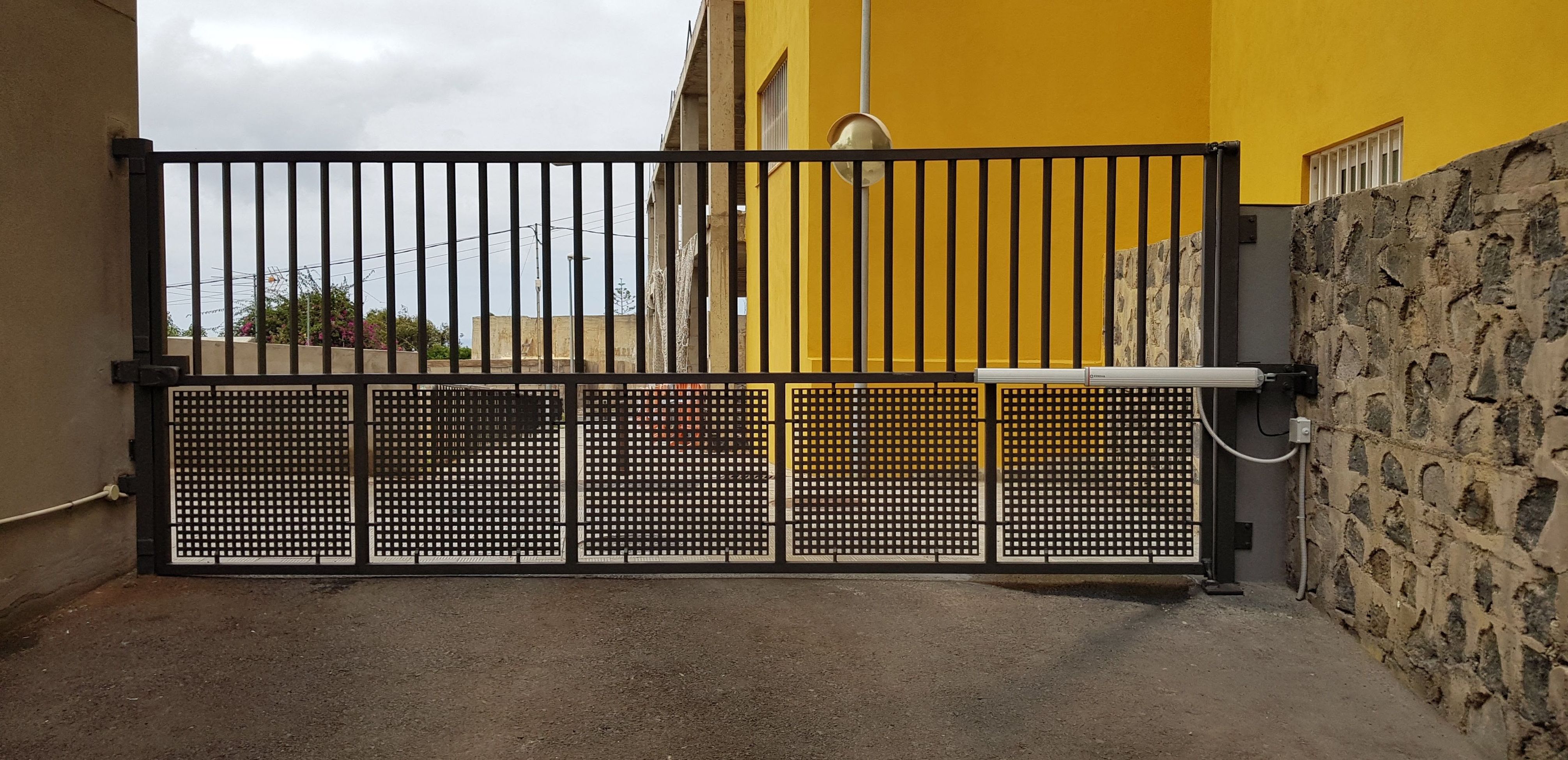 Puertas abatibles : Servicios de JLS Puertas automáticas y Cerrajería Puertas abatibles : Servicios de JLS Puertas automáticas y Cerrajería
