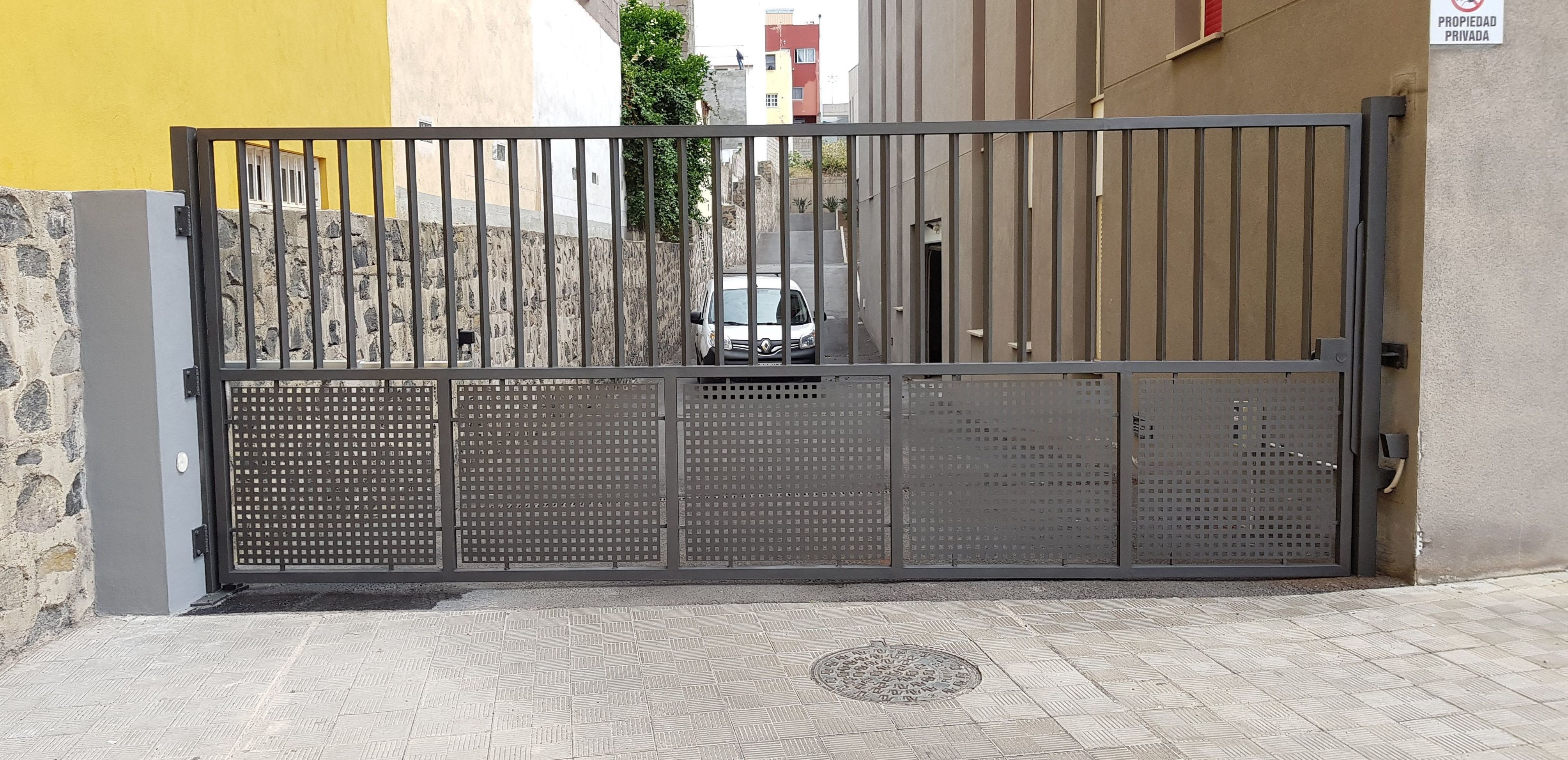 Puertas abatibles : Servicios de JLS Puertas automáticas y Cerrajería Puertas abatibles : Servicios de JLS Puertas automáticas y Cerrajería