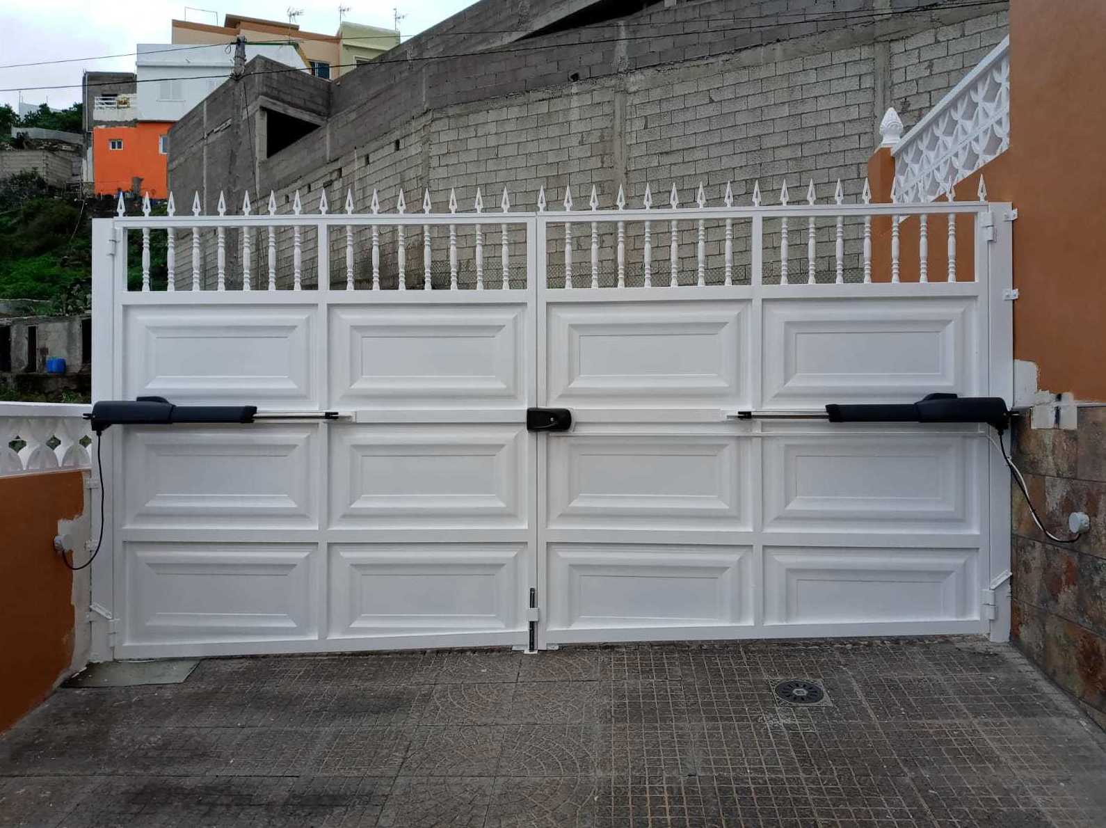 Puertas abatibles : Servicios de JLS Puertas automáticas y Cerrajería Puertas abatibles : Servicios de JLS Puertas automáticas y Cerrajería