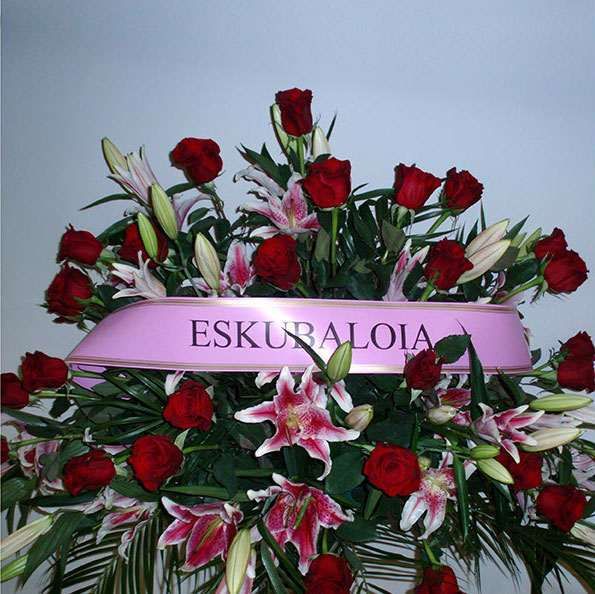 Centros para funerales: Productos de FLORISTERÍA CASA BASUSTA Centros para funerales: Productos de FLORISTERÍA CASA BASUSTA