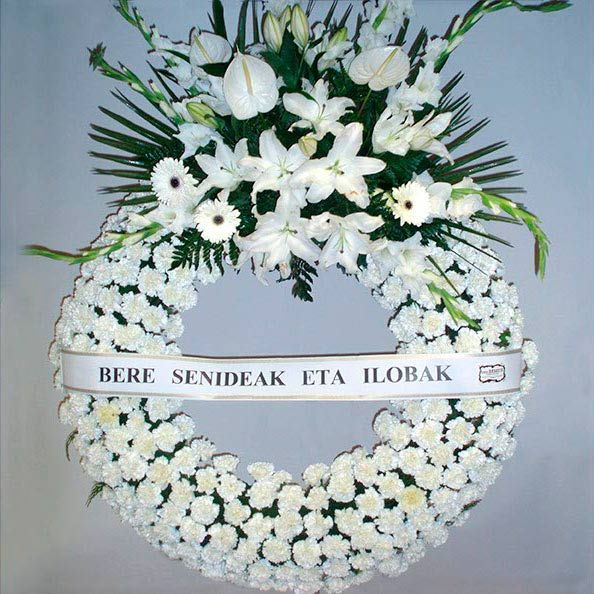 Coronas para funerales: Productos de FLORISTERÍA CASA BASUSTA Coronas para funerales: Productos de FLORISTERÍA CASA BASUSTA
