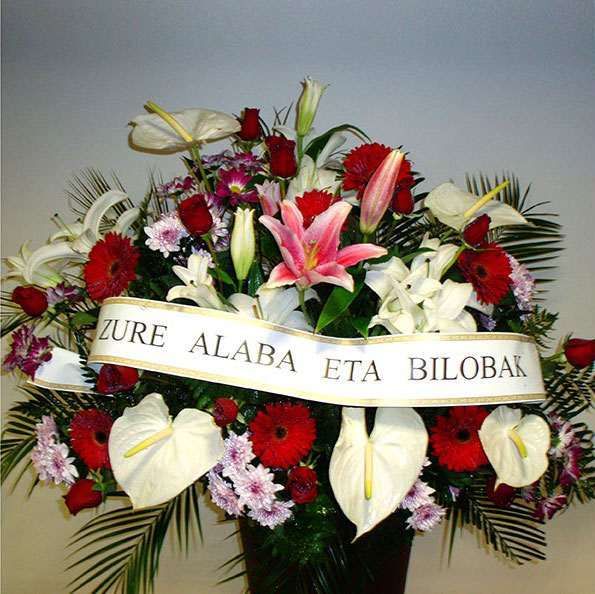 Centros para funerales: Productos de FLORISTERÍA CASA BASUSTA Centros para funerales: Productos de FLORISTERÍA CASA BASUSTA