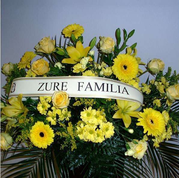 Centros para funerales: Productos de FLORISTERÍA CASA BASUSTA Centros para funerales: Productos de FLORISTERÍA CASA BASUSTA