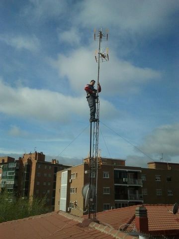 Instalación de antenas: Servicios de Electrónica 10 Instalaciones Instalación de antenas: Servicios de Electrónica 10 Instalaciones