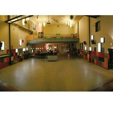 Espacio diáfano, a doble altura, capaz de albergar las necesidades del café teatro. Espacio diáfano, a doble altura, capaz de albergar las necesidades del café teatro.